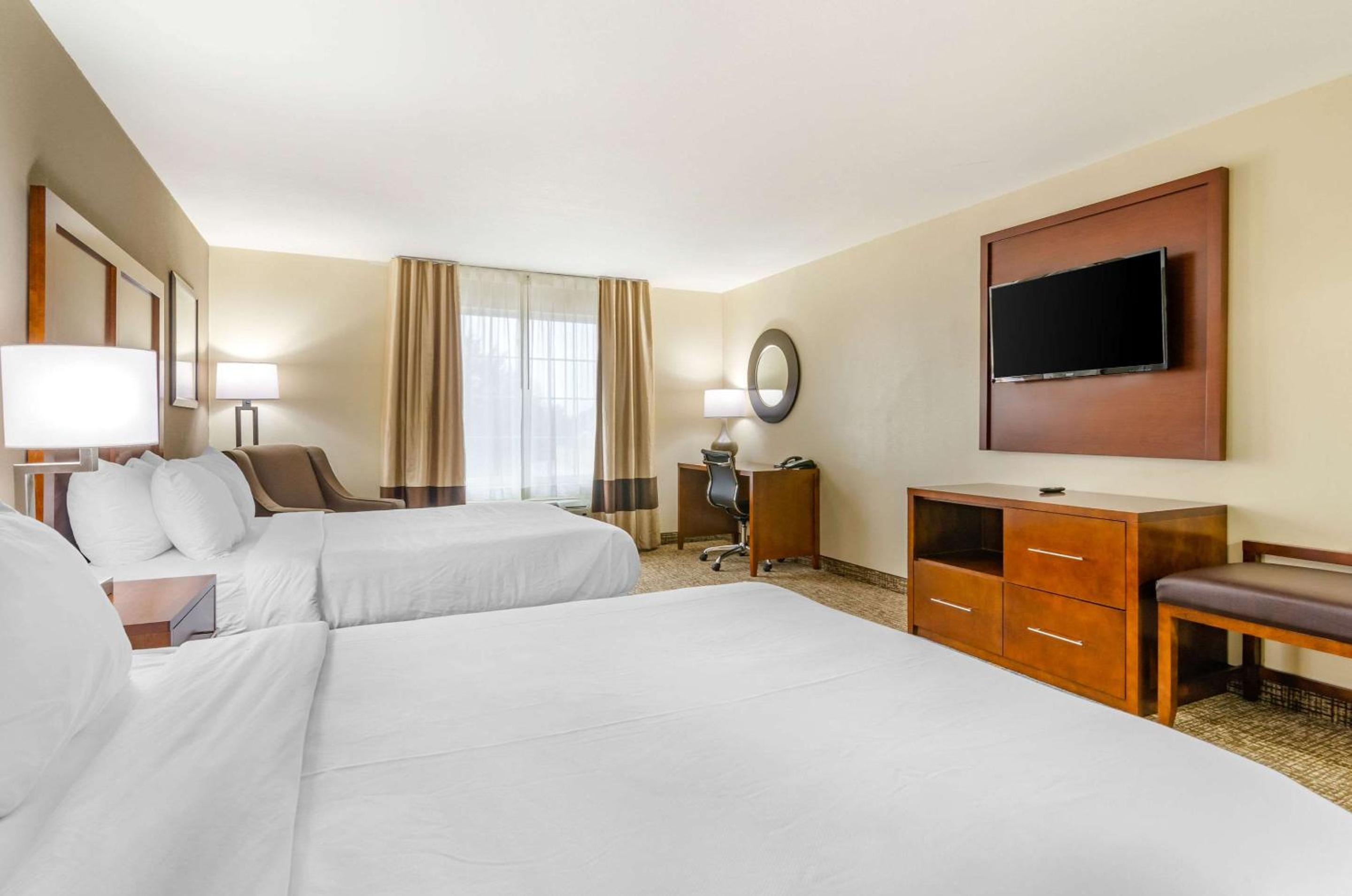Queen Room with Two Queen Beds - Non-Smoking - Photo 3