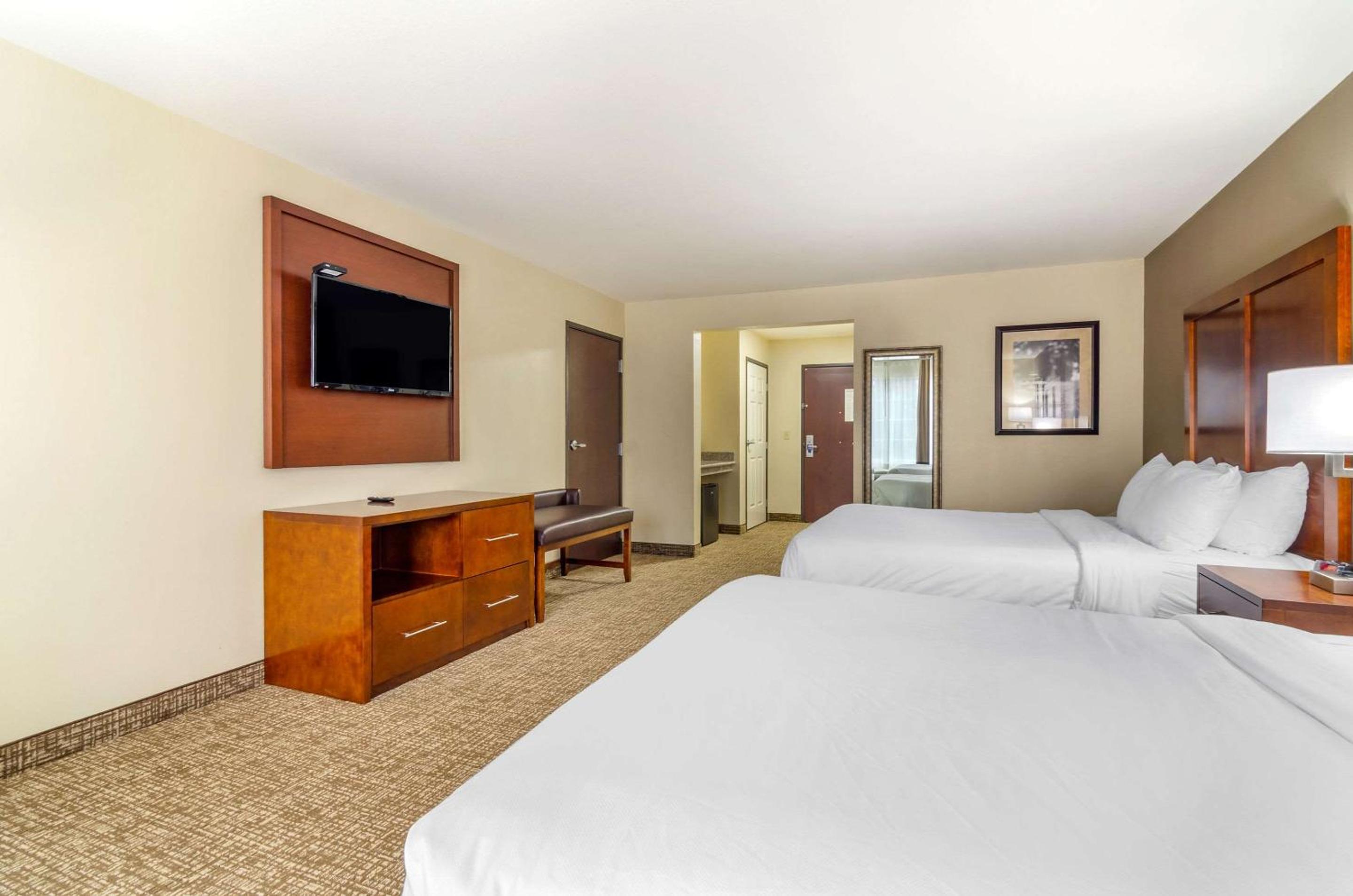 Queen Room with Two Queen Beds - Non-Smoking - Photo 2
