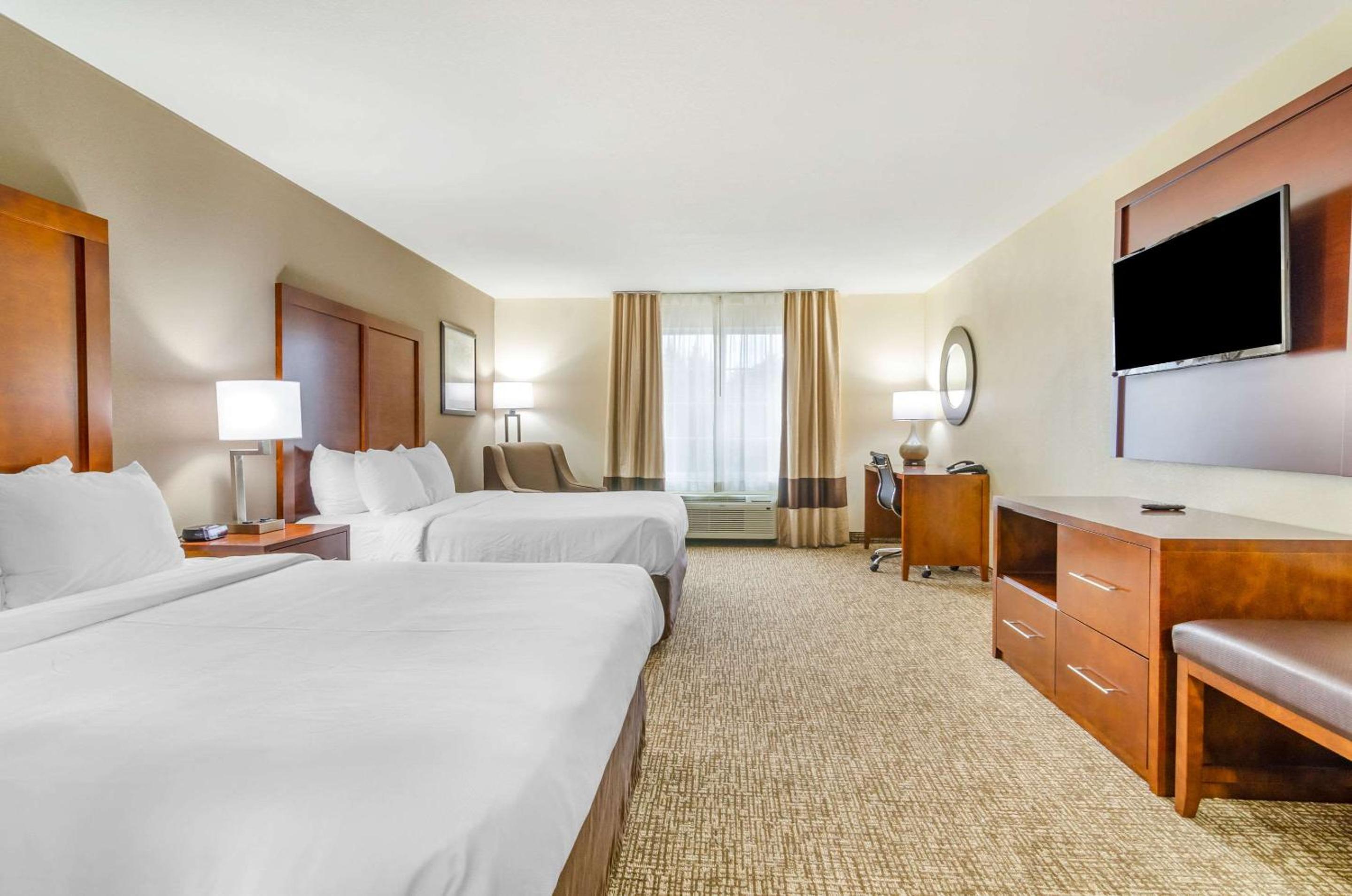 Queen Room with Two Queen Beds - Non-Smoking - Photo 4