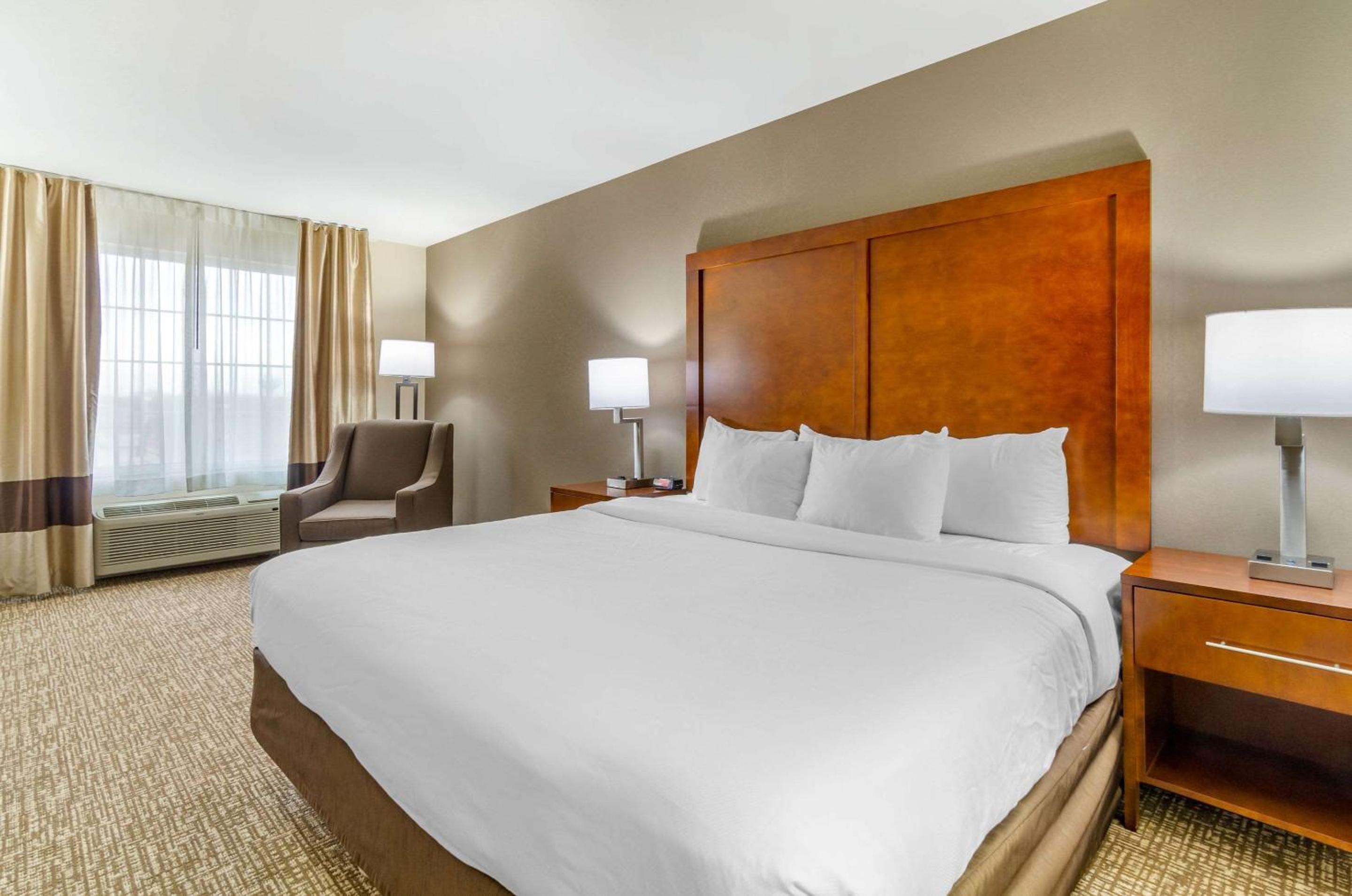 King Room - Non-Smoking - Photo 1