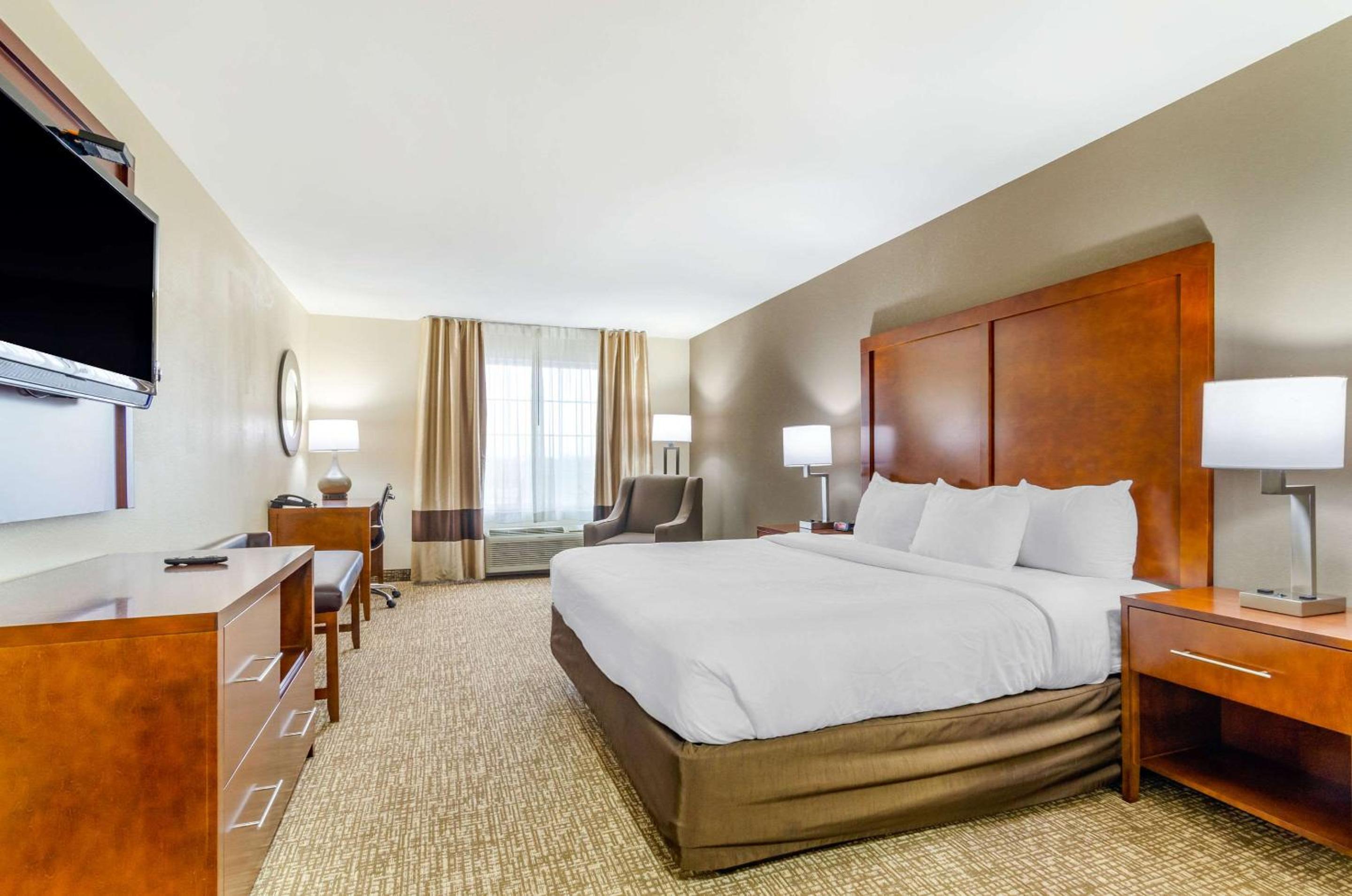 King Room - Non-Smoking - Photo 3