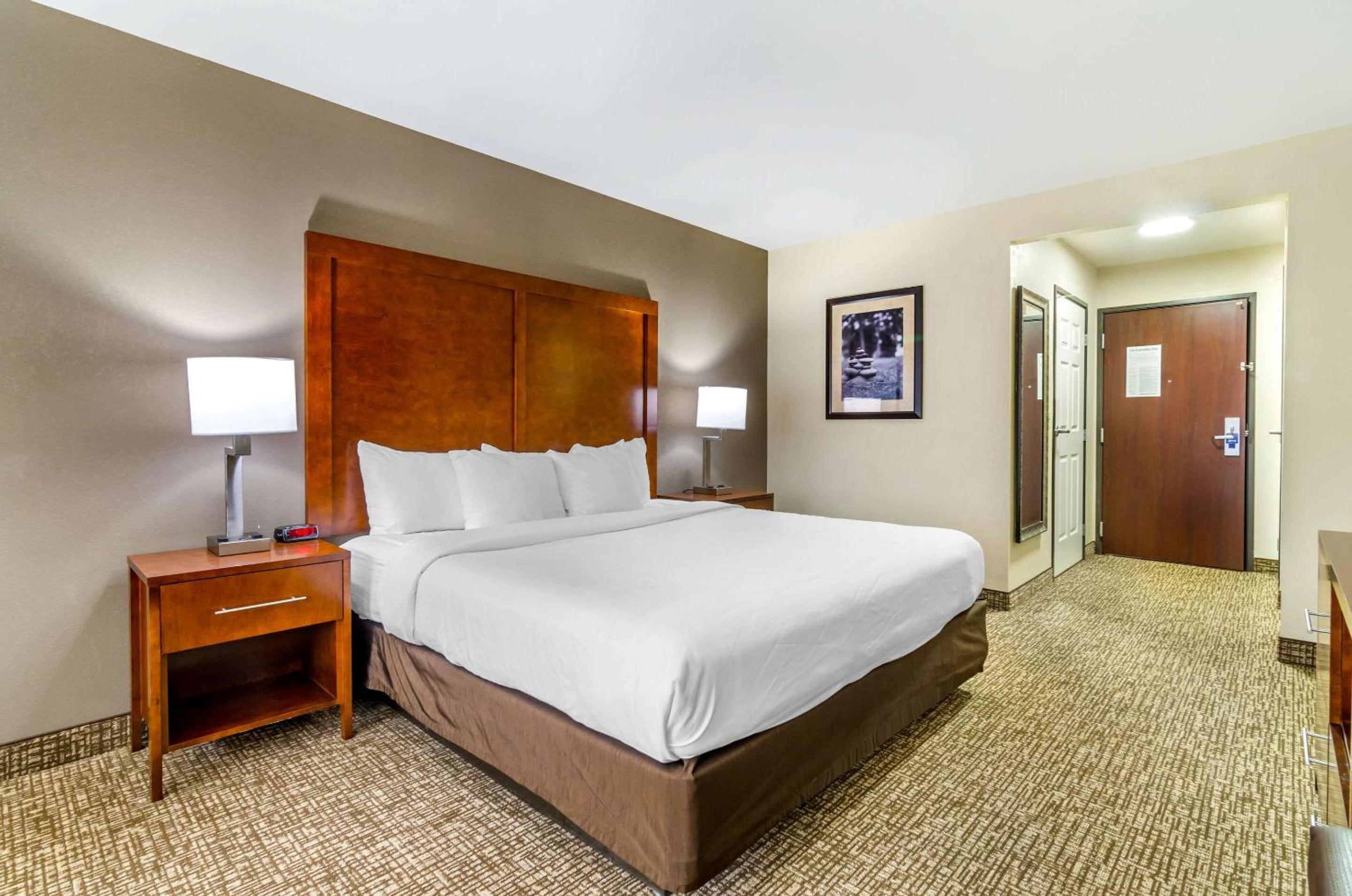 King Room - Non-Smoking - Photo 5