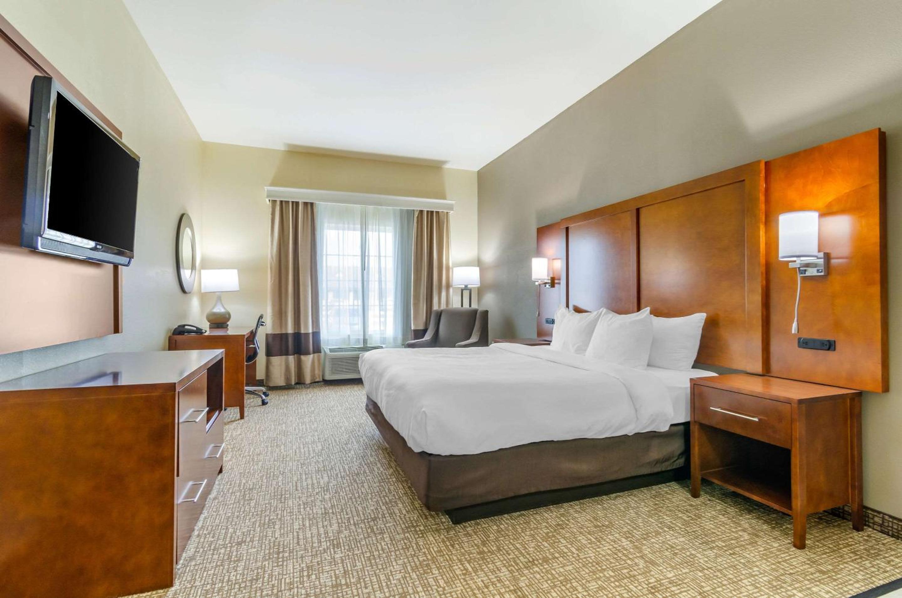 King Suite - Non-Smoking - Photo 1