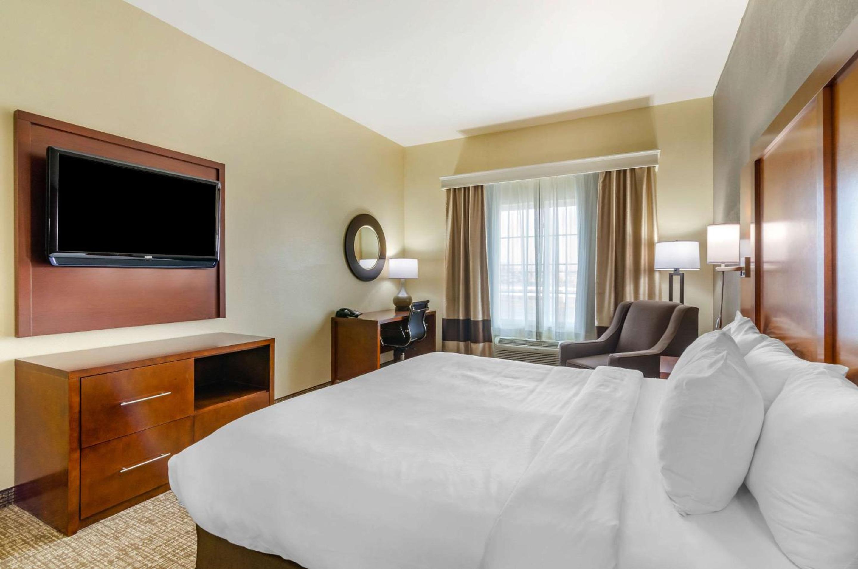 King Suite - Non-Smoking - Photo 3