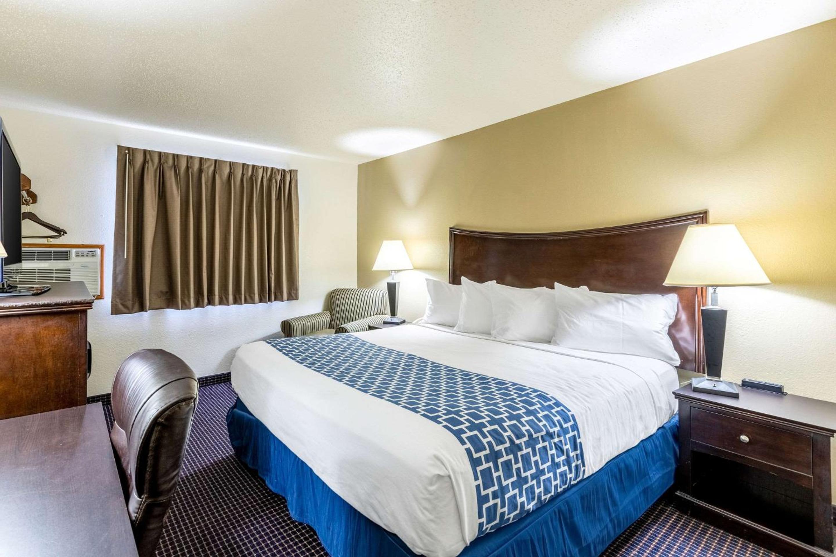 King Room - Non-Smoking - Photo 1