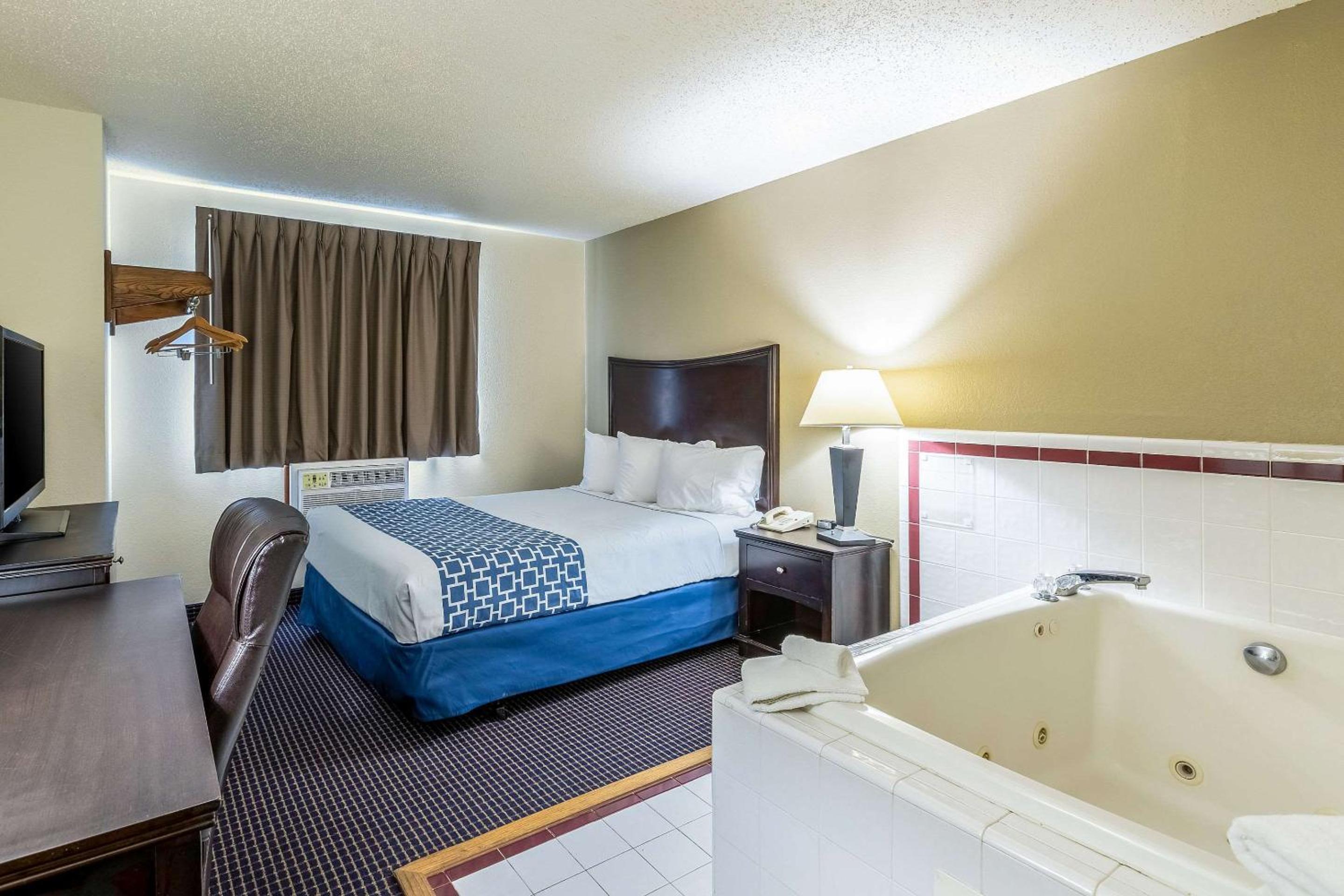 Queen Room with Whirlpool - Non-Smoking - Photo 1