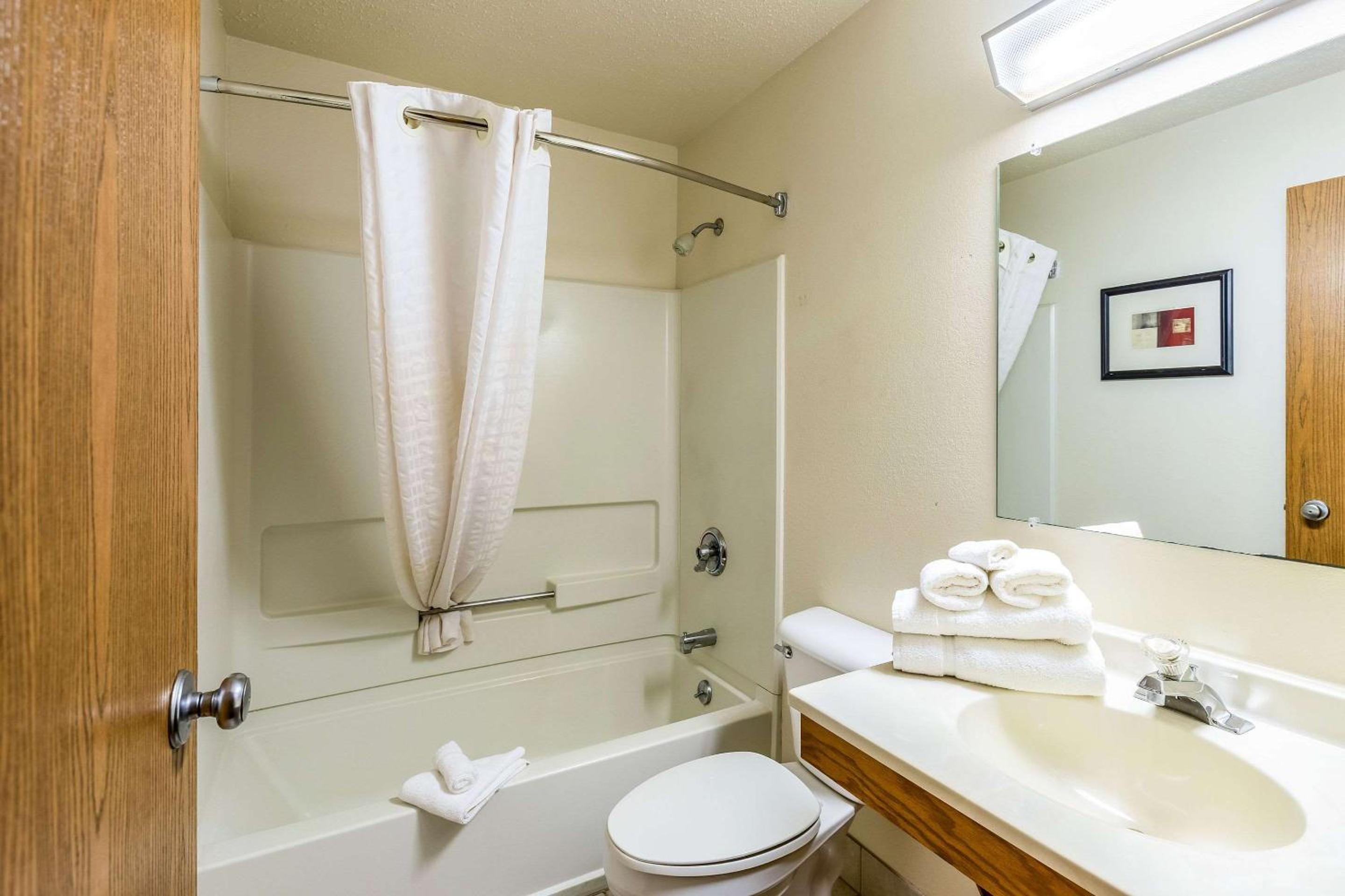 Queen Room with Whirlpool - Non-Smoking - Photo 5