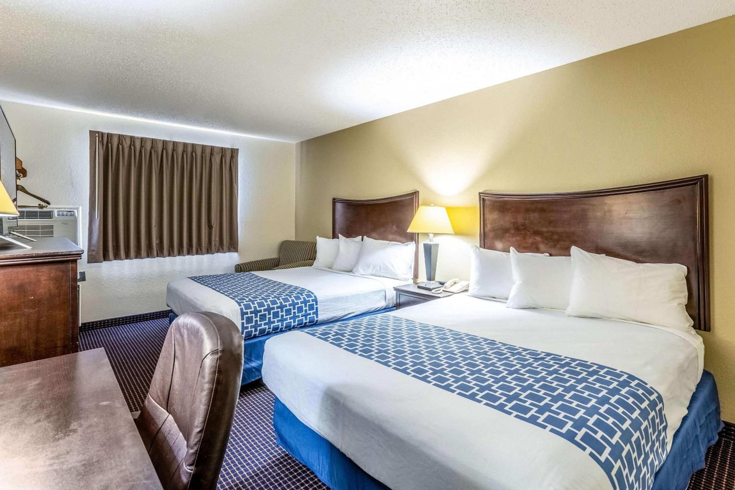 Queen Room with Two Queen Beds - Non-Smoking - Photo 1