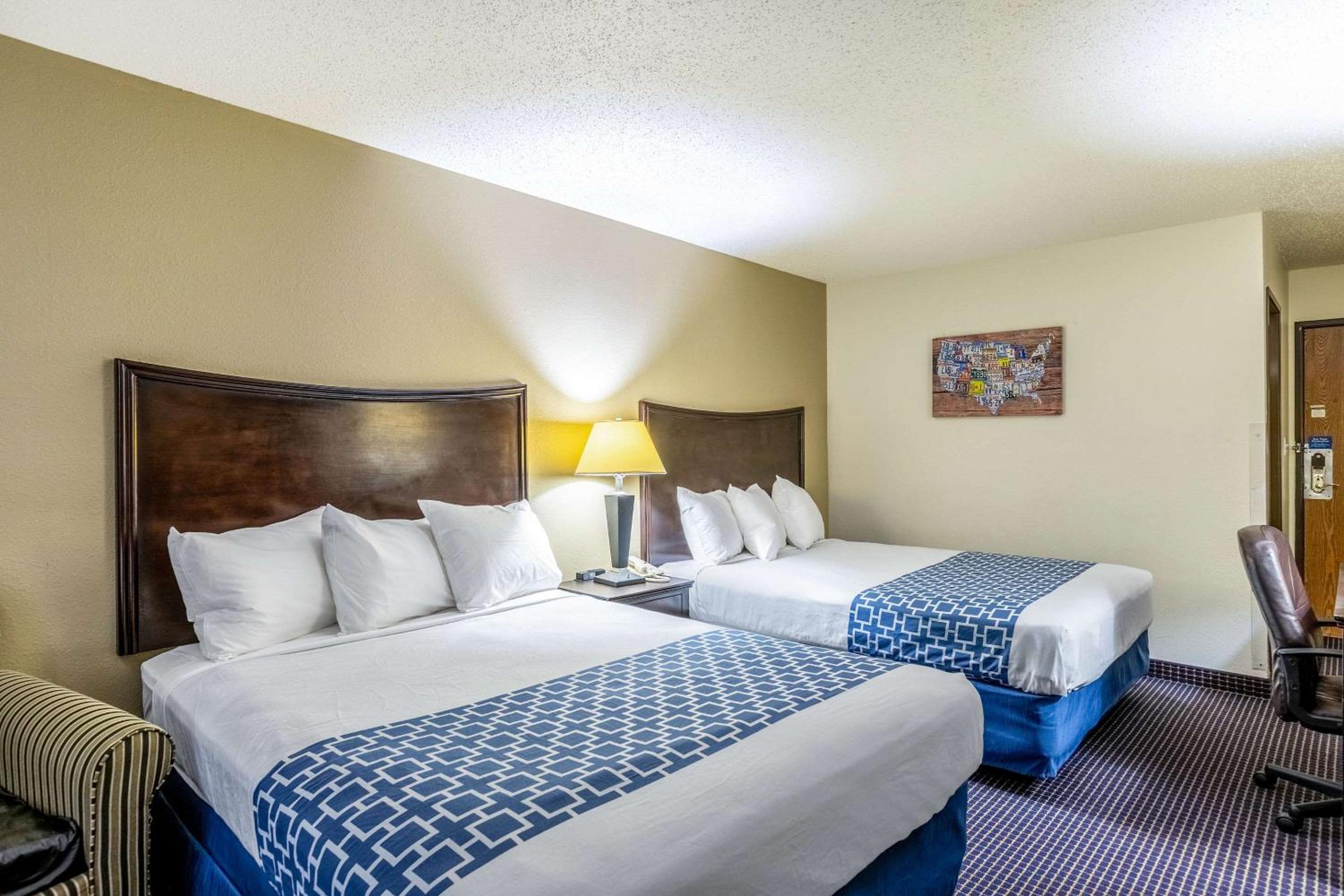 Queen Room with Two Queen Beds - Non-Smoking - Photo 3