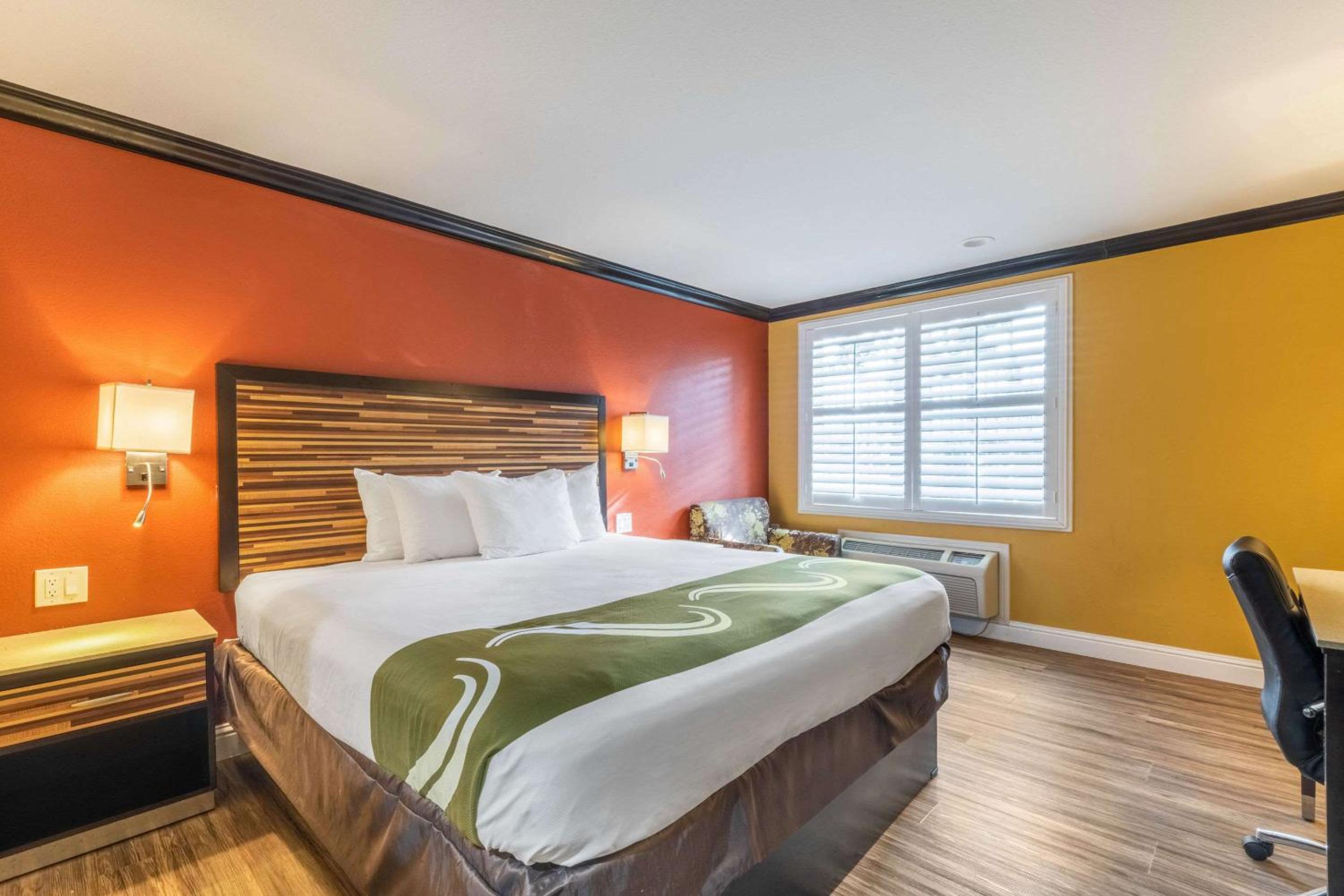 King Room - Non-Smoking - Photo 1