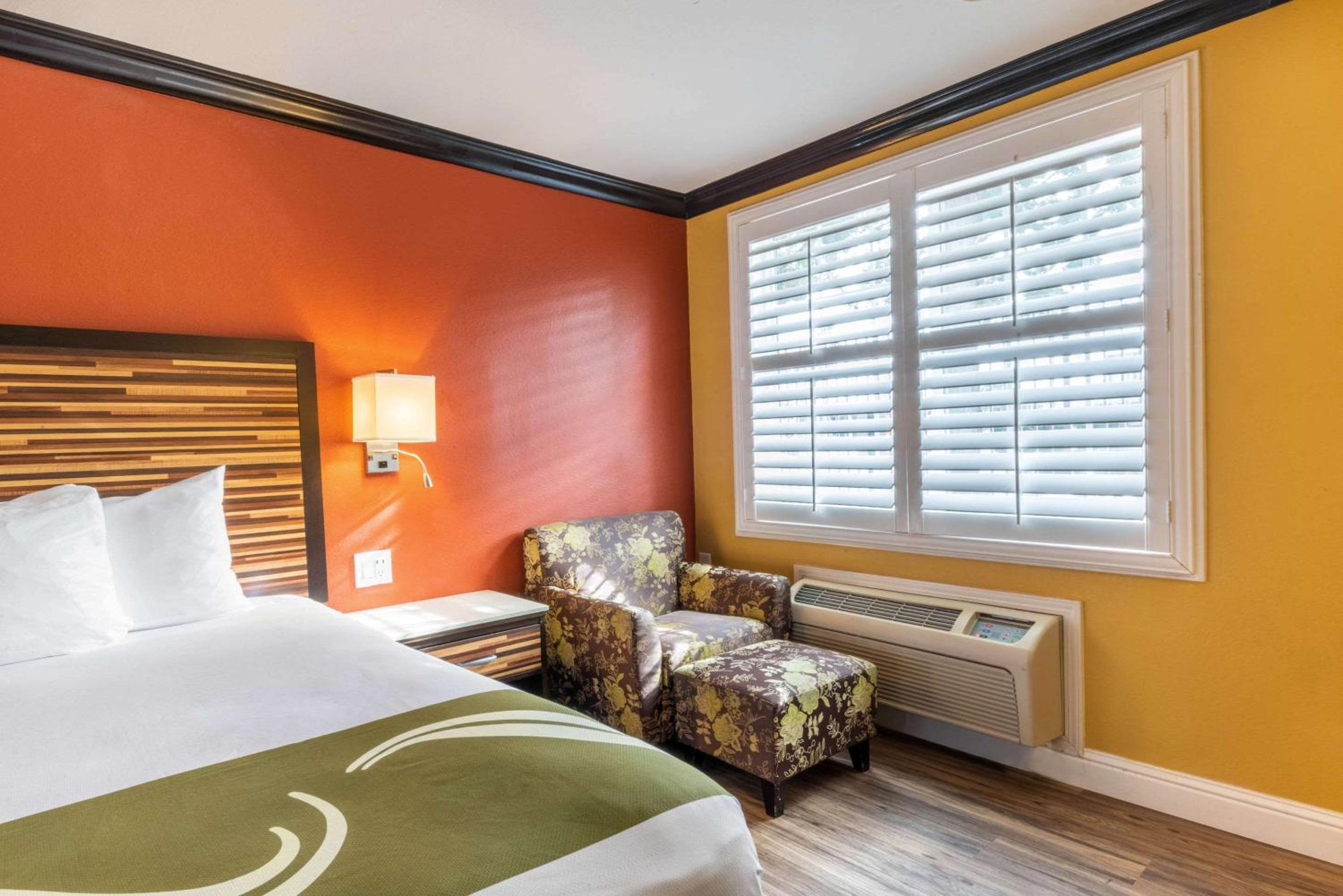 King Room - Non-Smoking - Photo 2