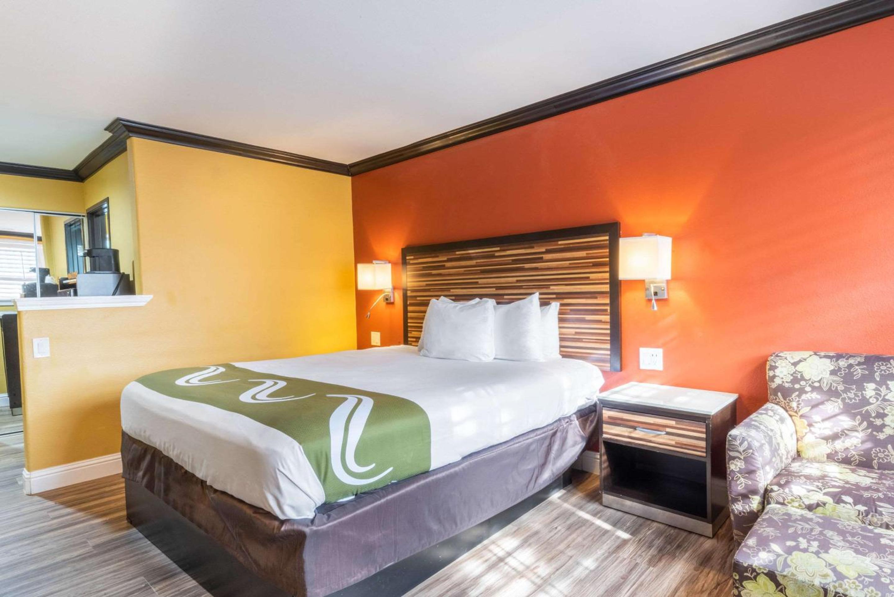 King Room - Non-Smoking - Photo 3