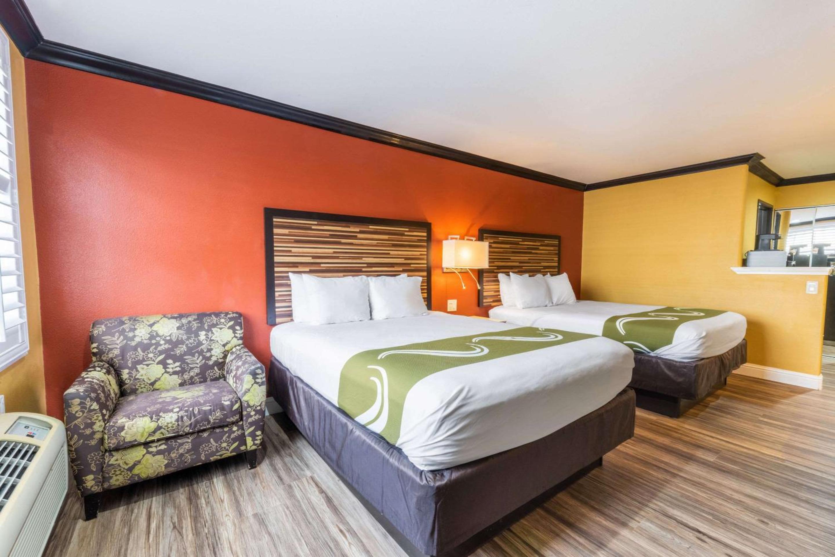 Queen Room with Two Queen Beds - Non-Smoking - Photo 4