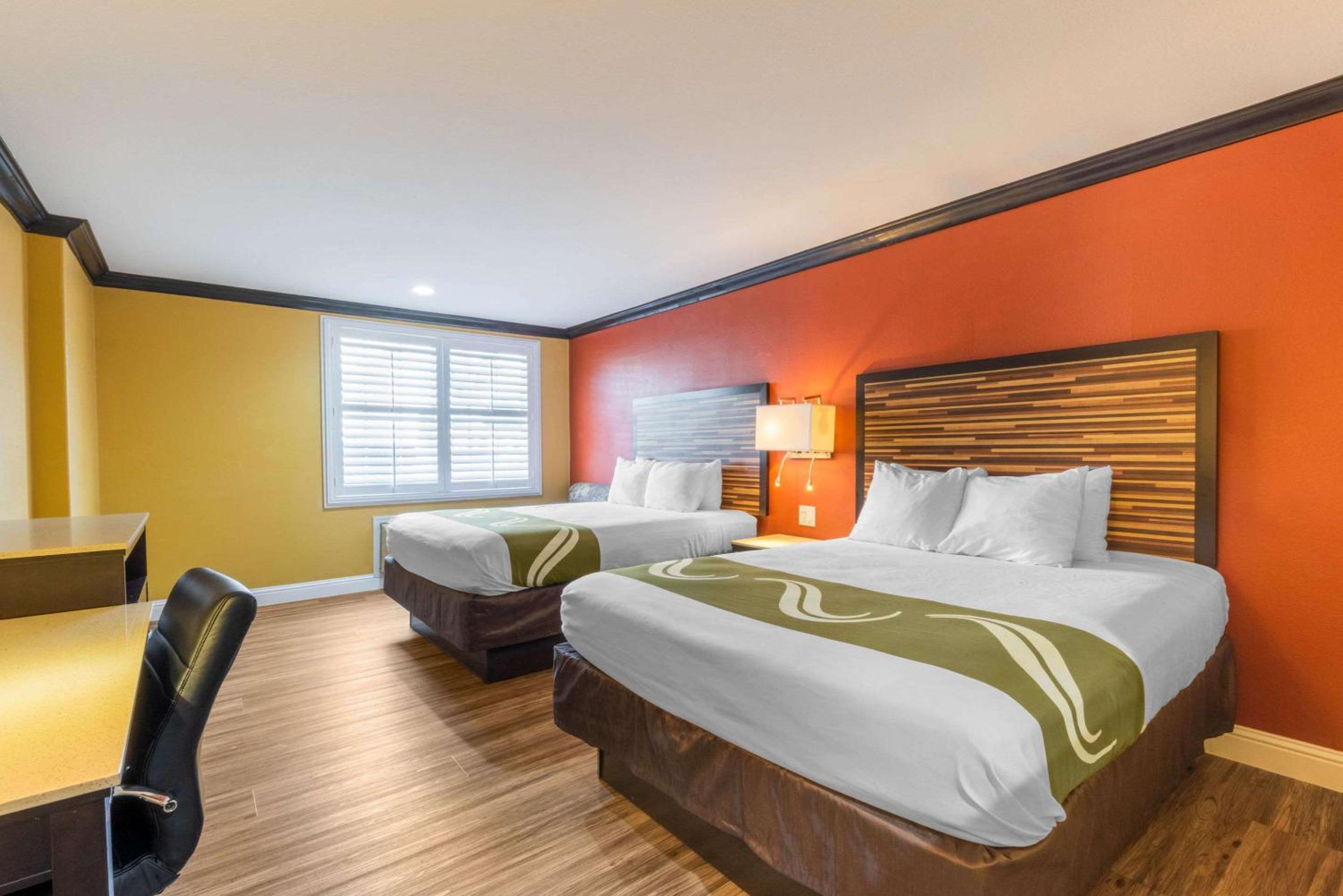 Queen Room with Two Queen Beds - Non-Smoking - Photo 3