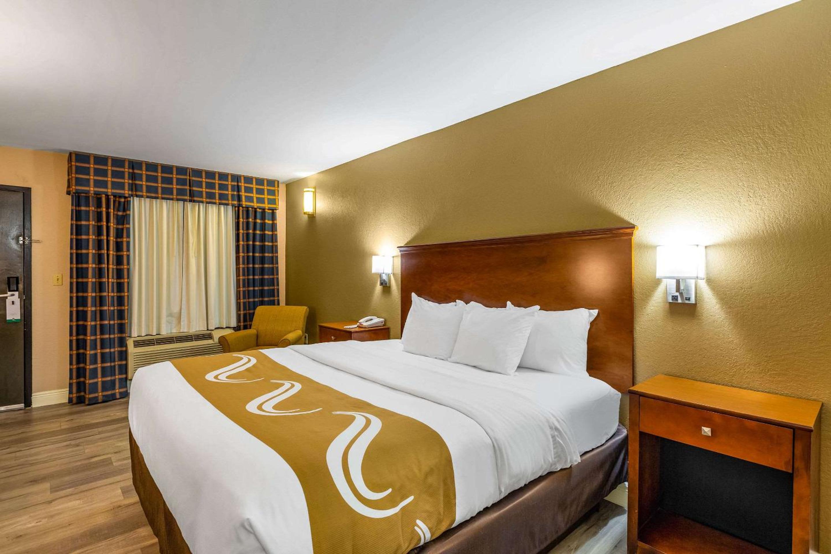 Queen Room - Accessible/Nonsmoking photo 3