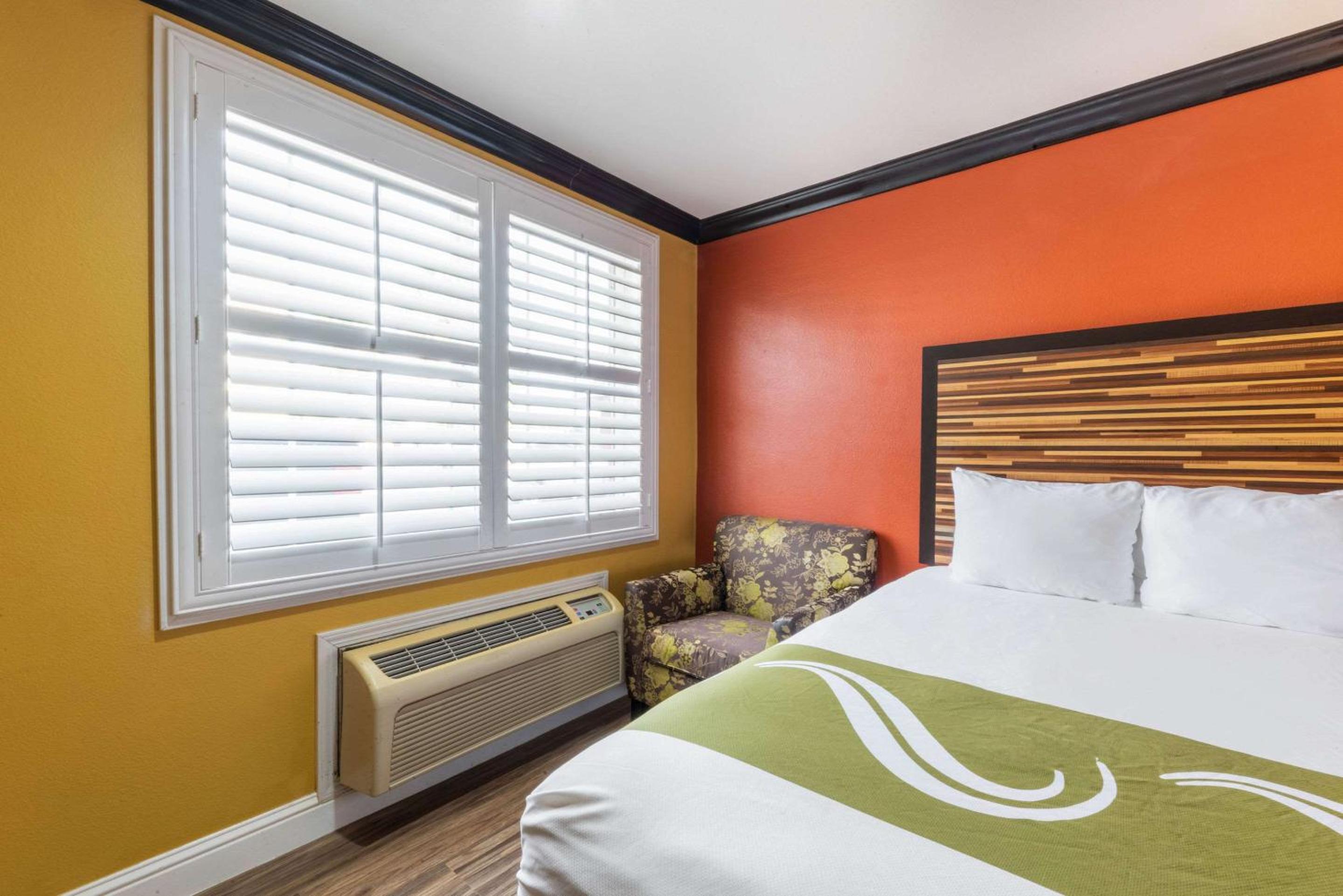 Queen Room with Two Queen Beds - Non-Smoking - Photo 5