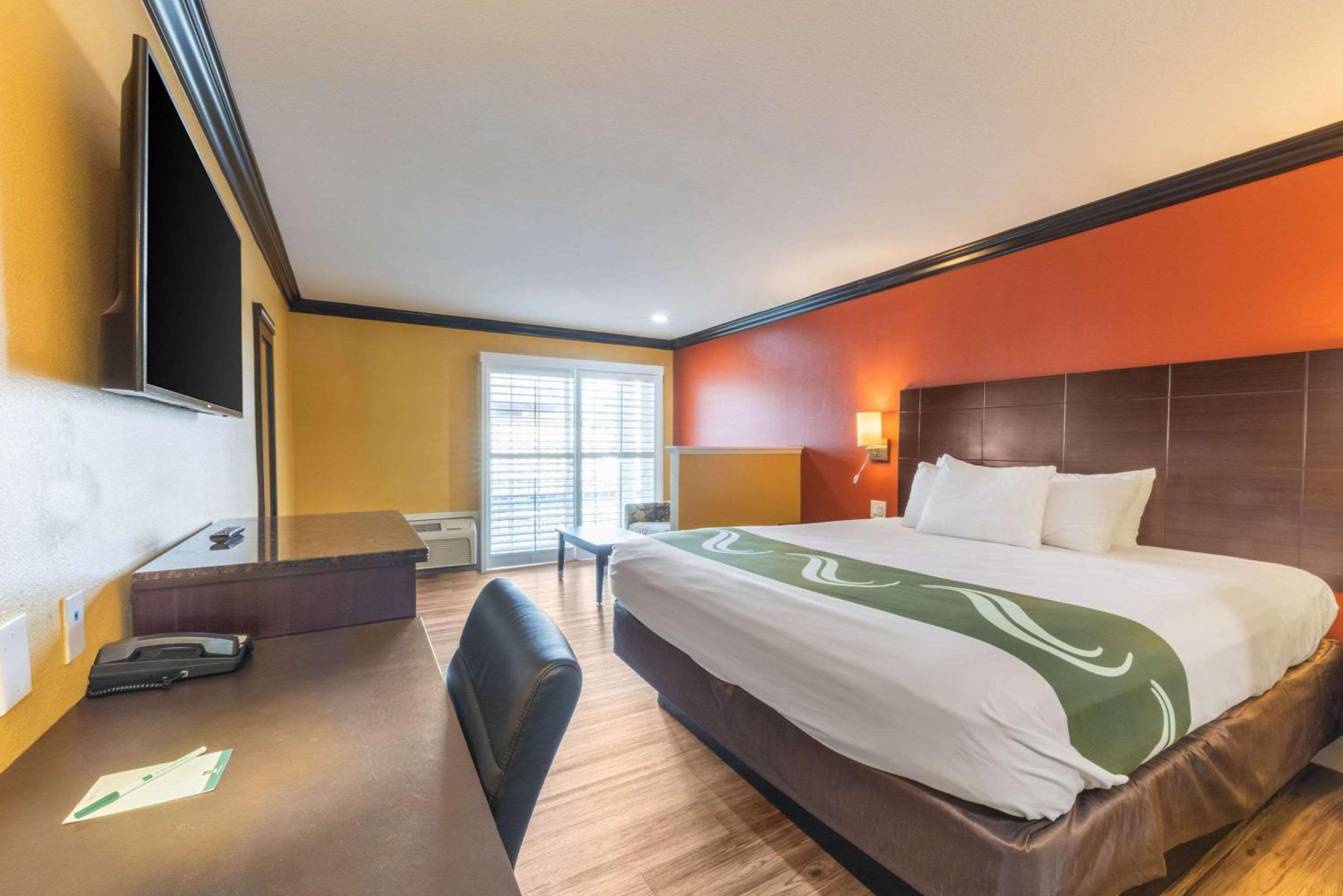 King Suite - Non-Smoking - Photo 3
