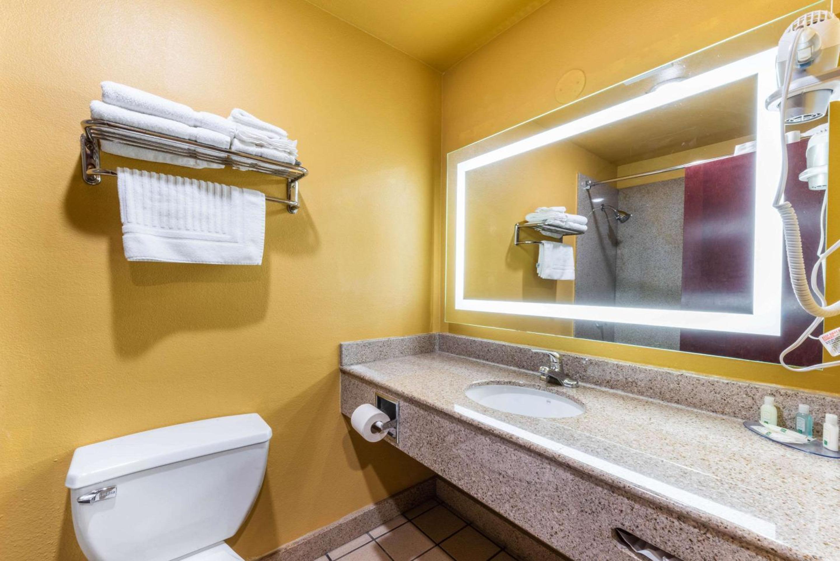 King Suite - Non-Smoking - Photo 2