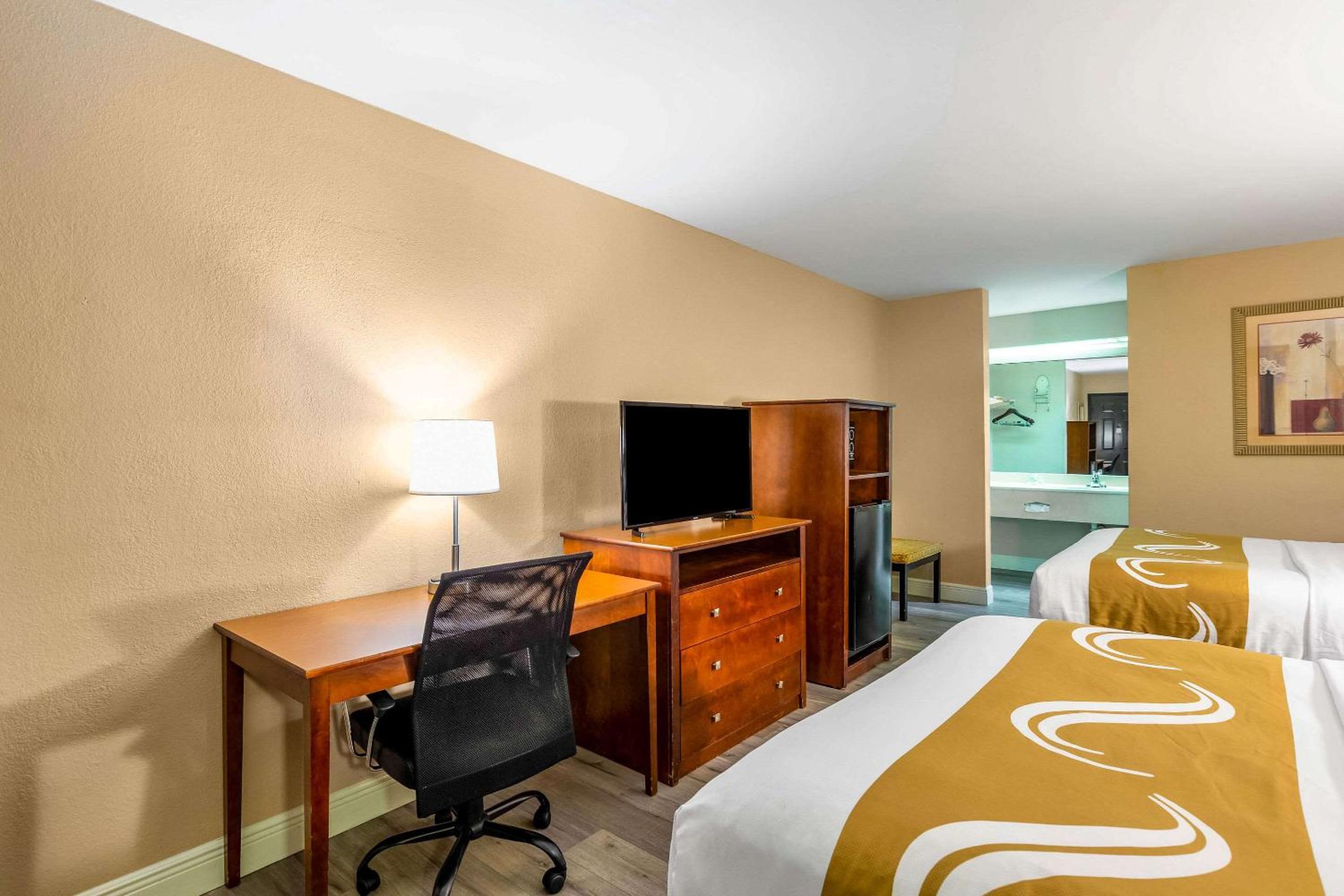 Queen Room With Two Queen Beds - Smoking photo 3