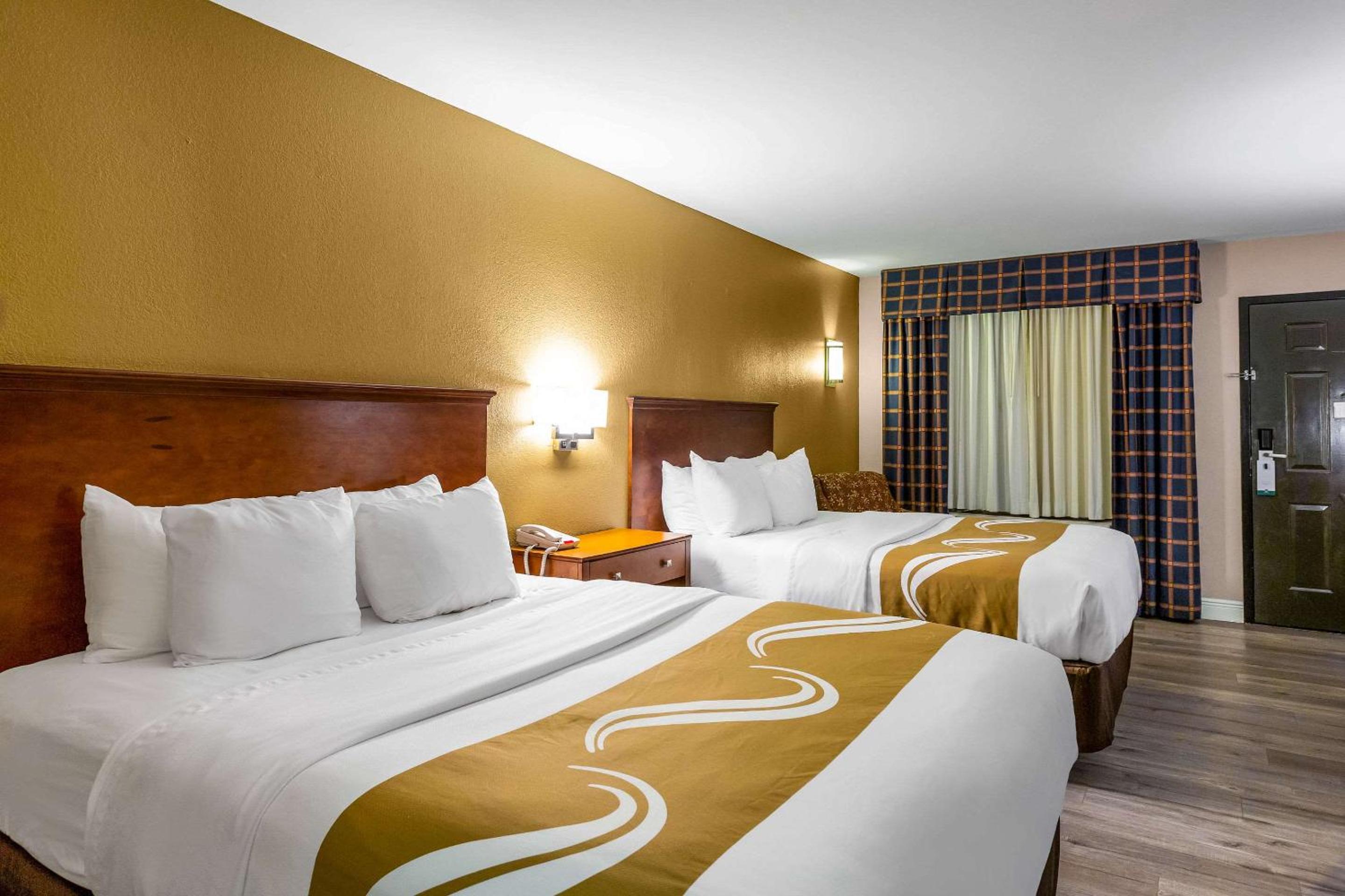 Queen Room With Two Queen Beds - Non-Smoking photo 3