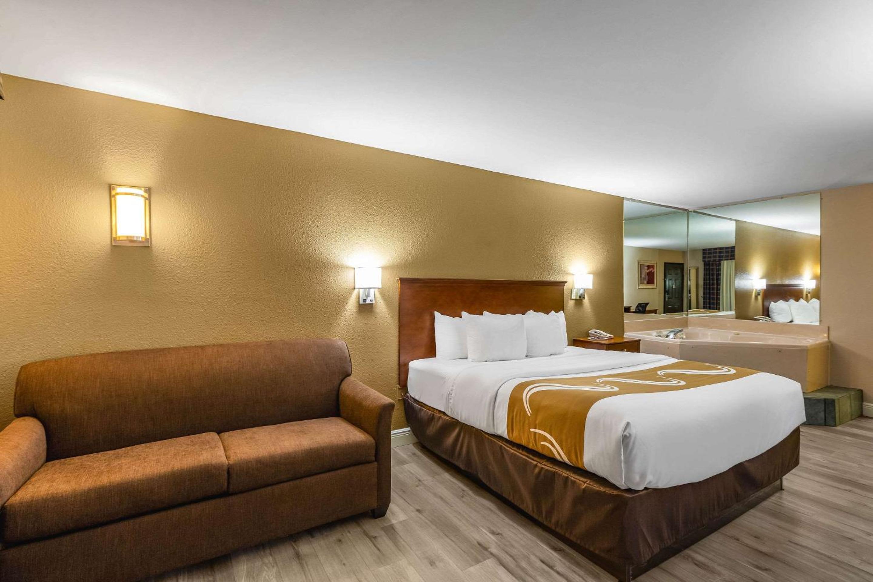 King Suite - Non-Smoking photo 1