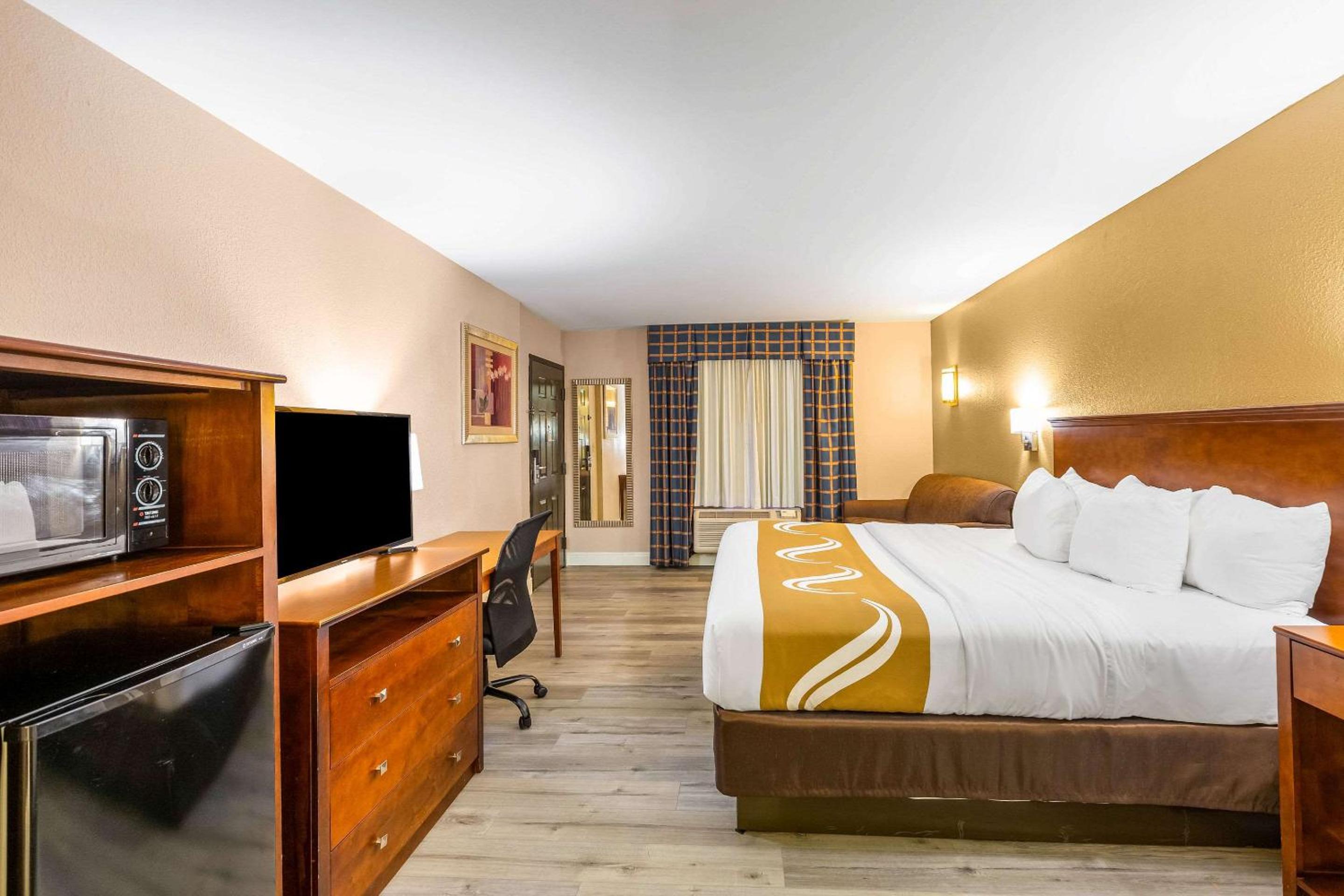 King Suite - Non-Smoking photo 3