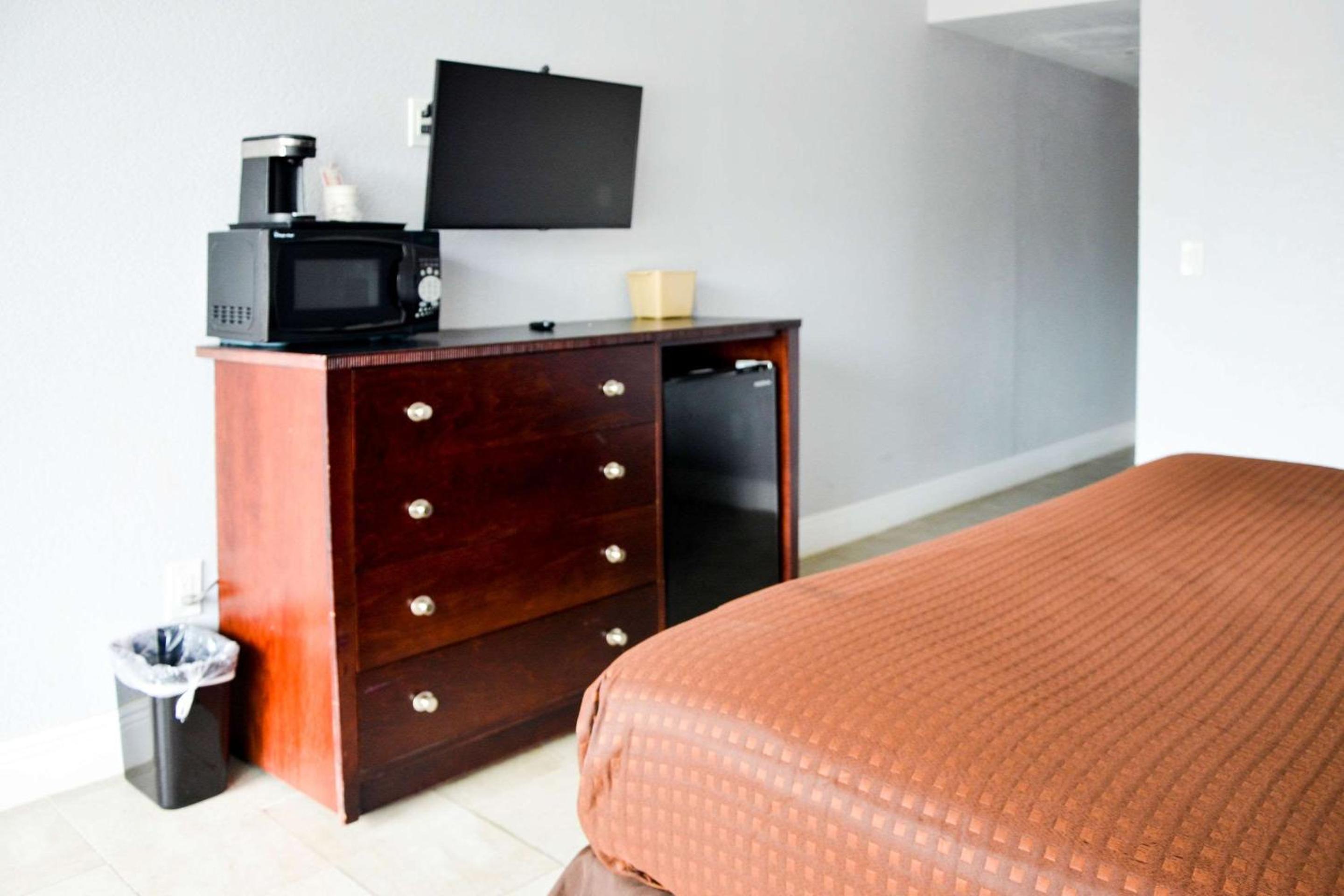 King Room - Non-Smoking - Photo 3