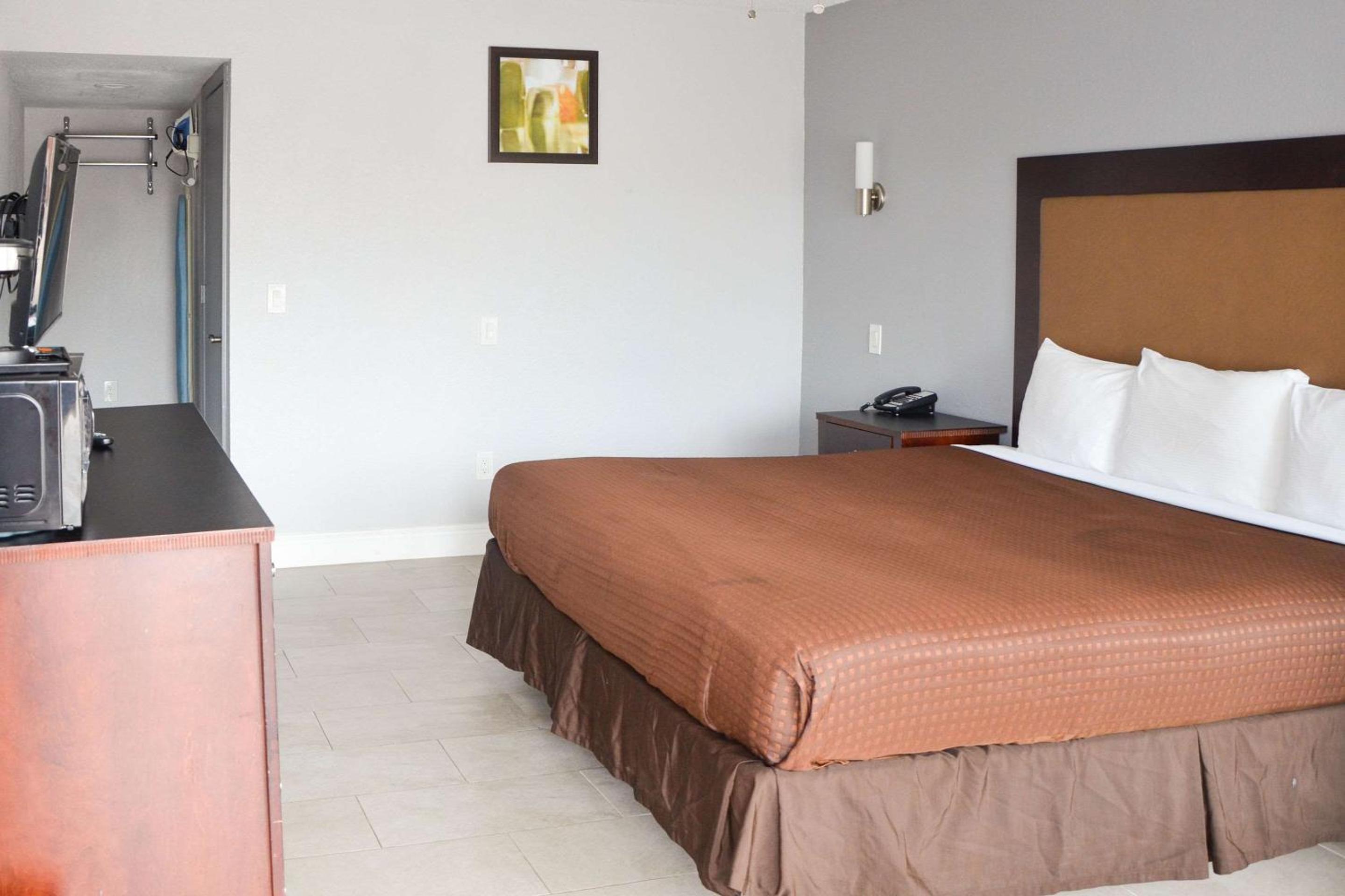 King Room - Non-Smoking - Photo 2