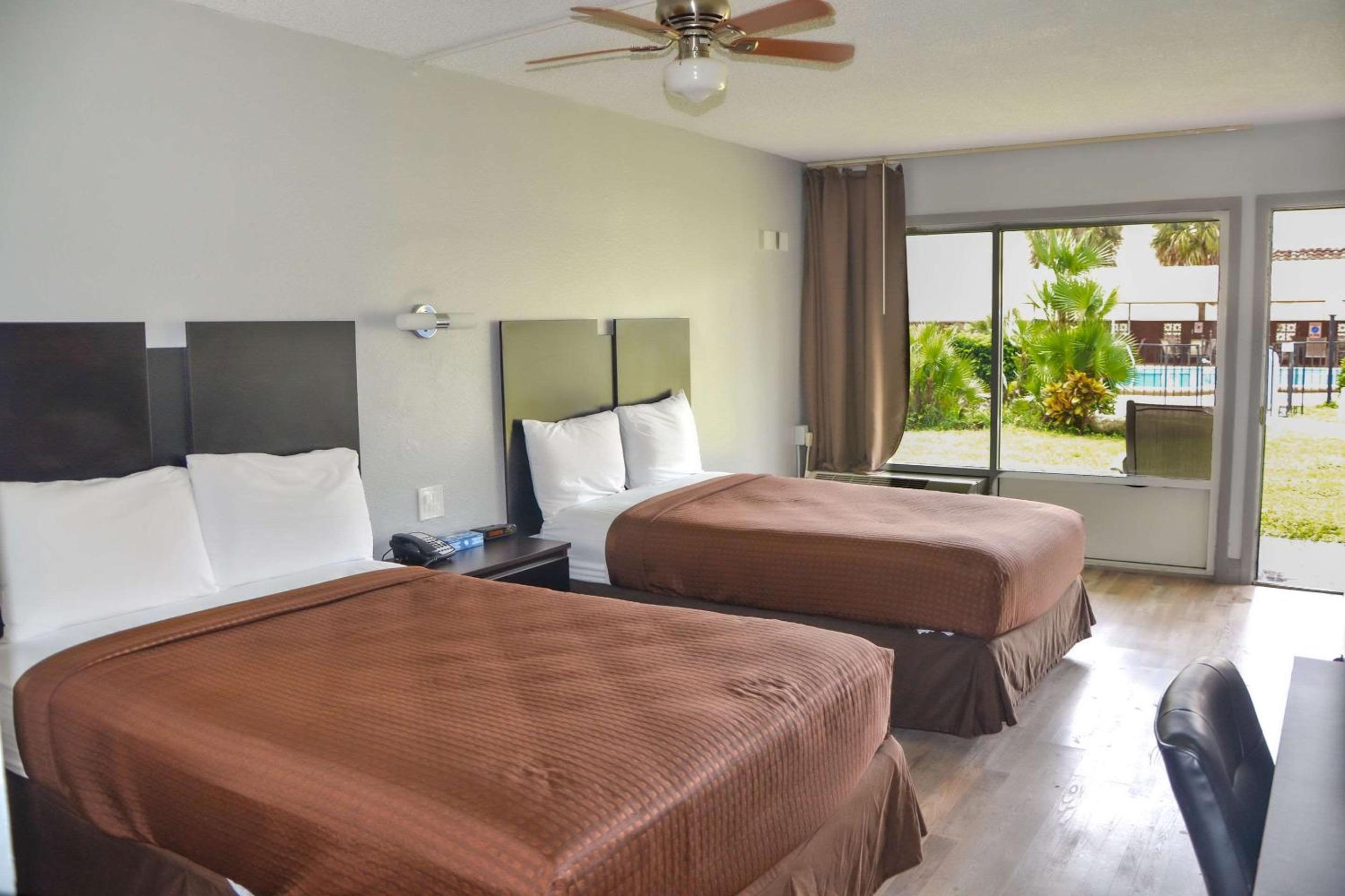 Double Room with Two Double Beds - Non-Smoking - Photo 8