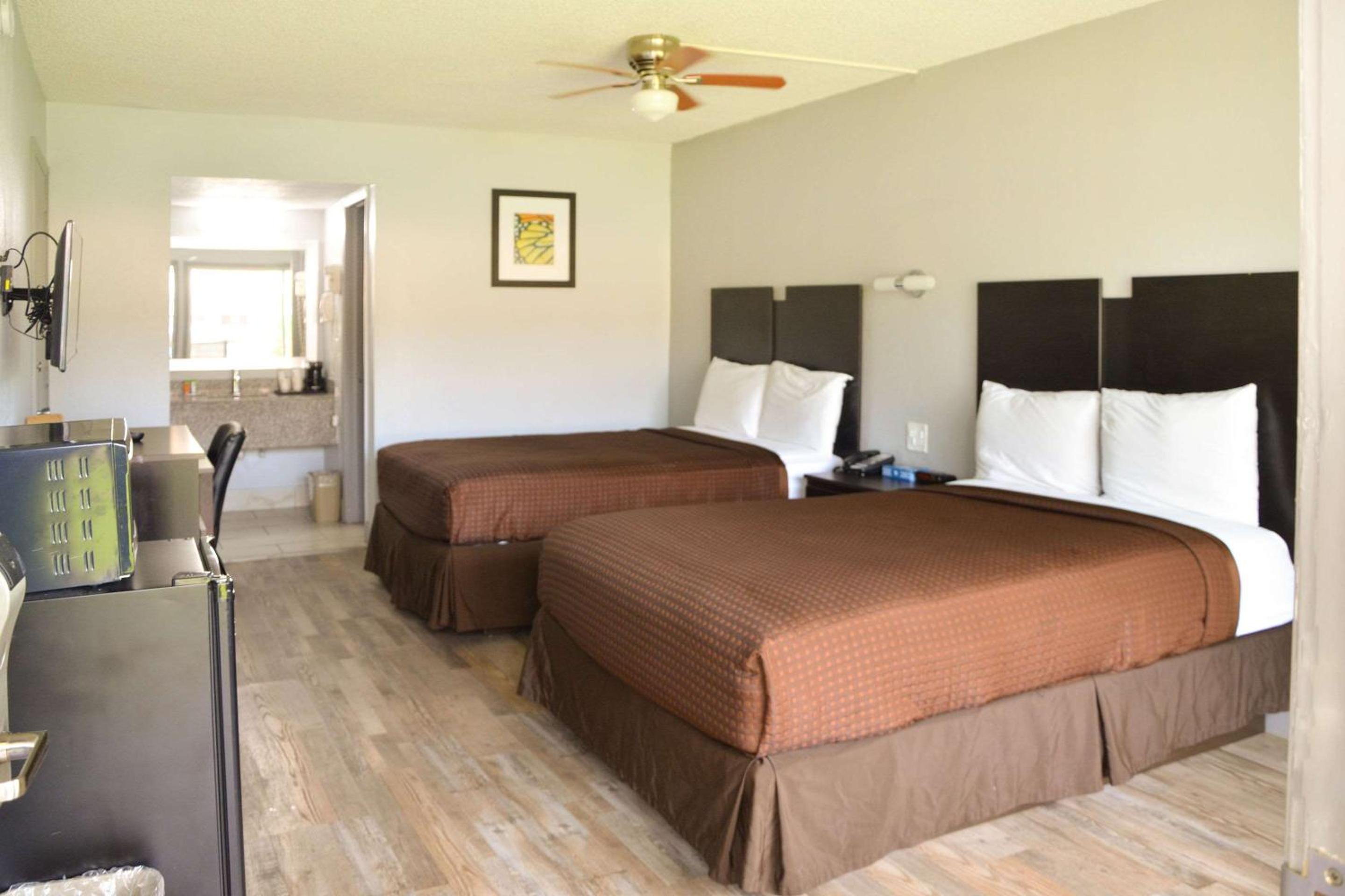 Double Room with Two Double Beds - Non-Smoking - Photo 4