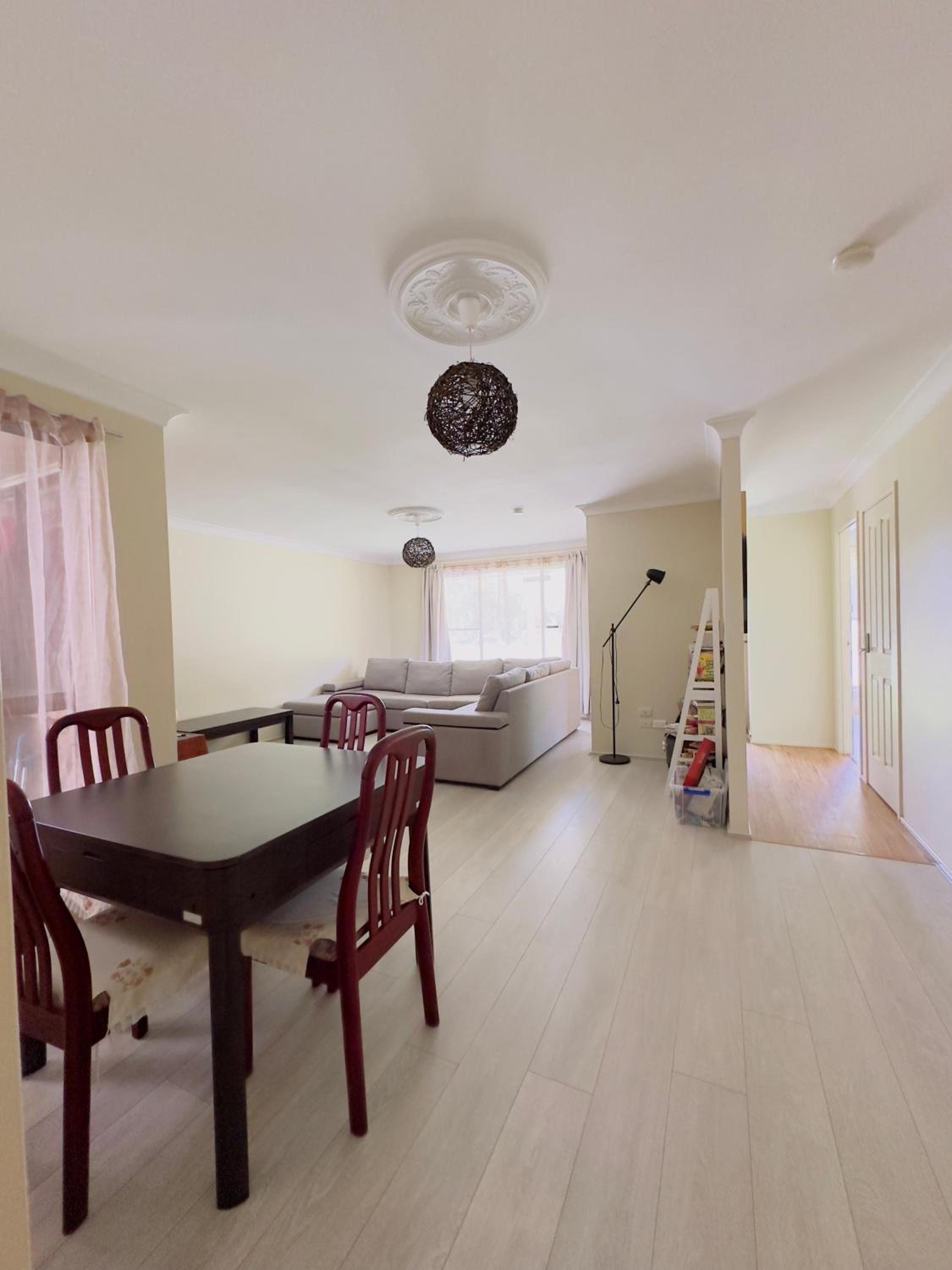 Five-Bedroom House photo 2