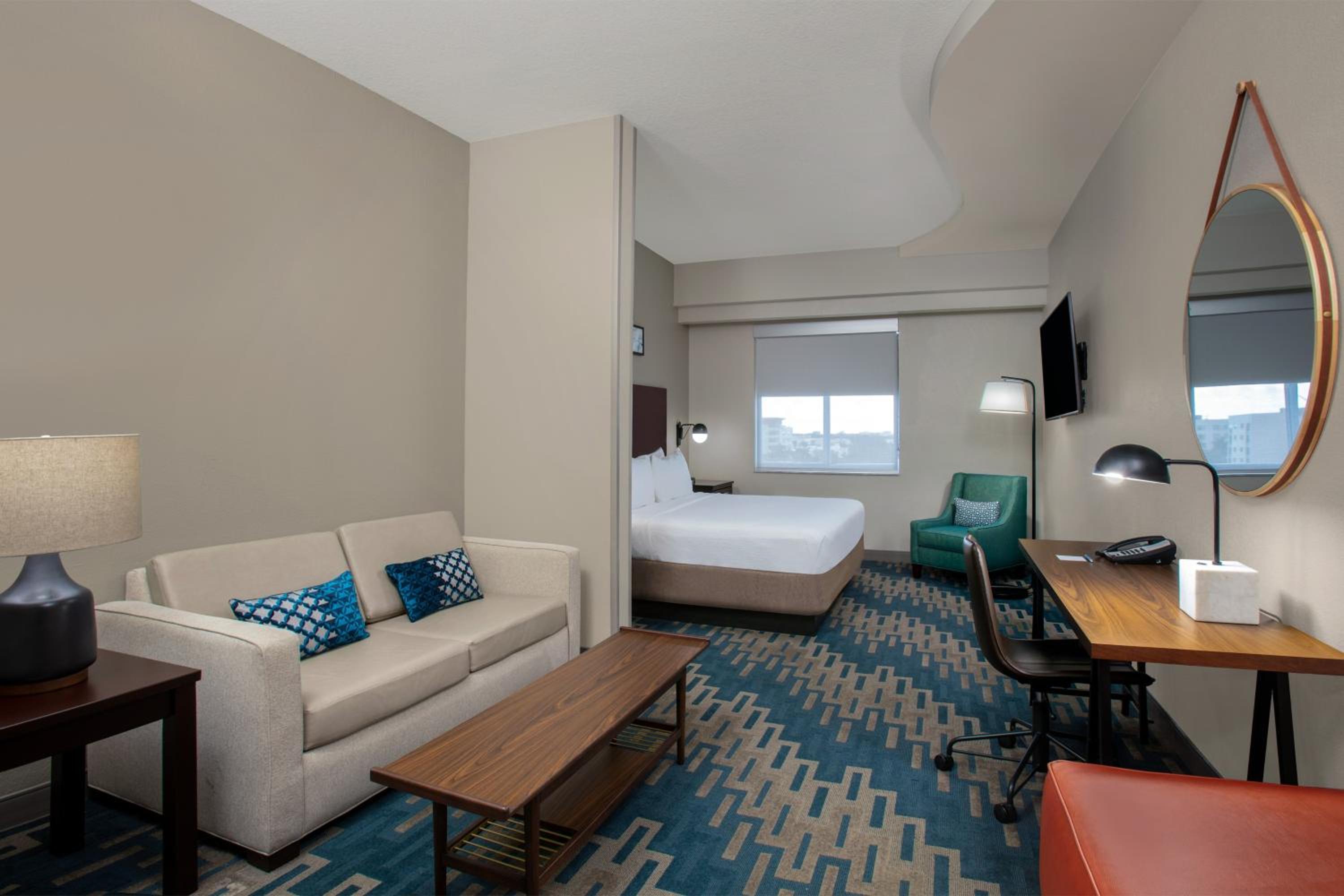 Deluxe, Guest room, 1 King, Sofa bed - Photo 3