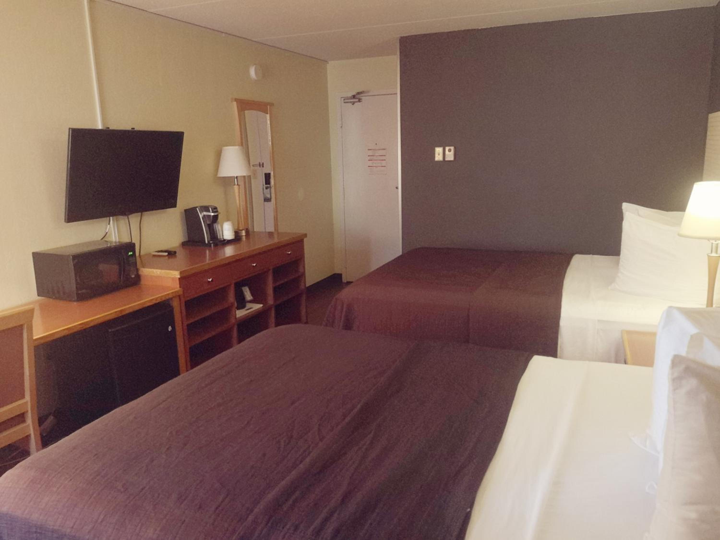 Queen Room with Two Queen Beds - Non-Smoking - Photo 4