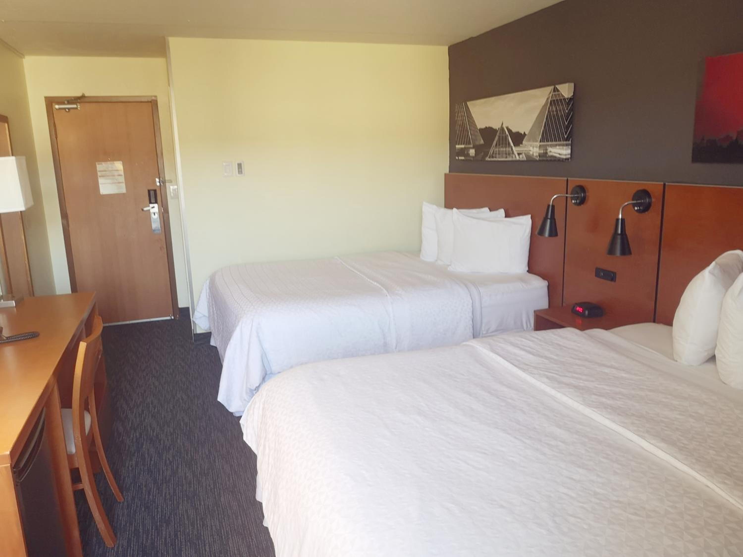 Queen Room with Two Queen Beds - Non-Smoking - Photo 3