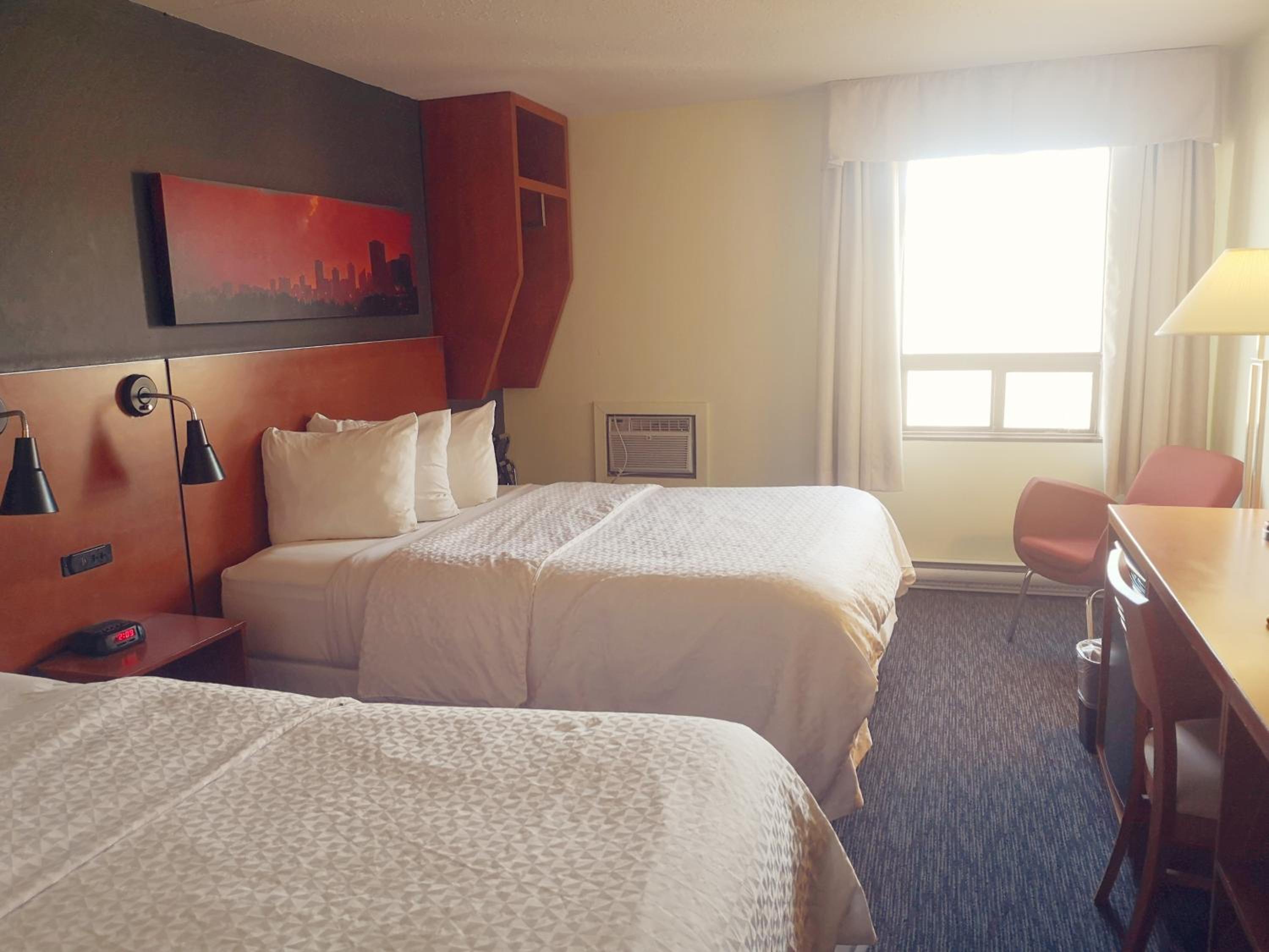 Queen Room with Two Queen Beds - Non-Smoking - Photo 2