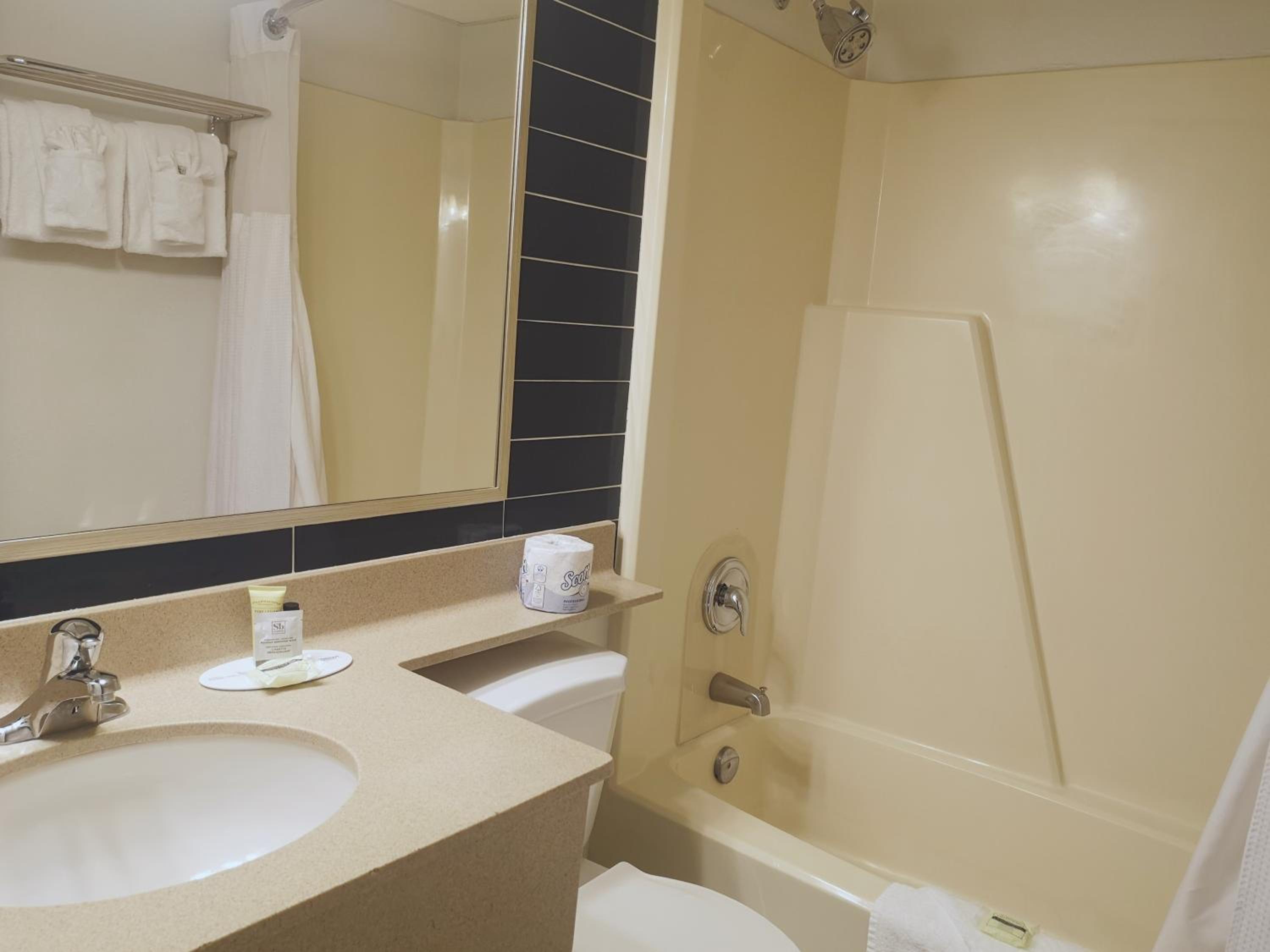 Queen Room with Two Queen Beds - Non-Smoking - Photo 6