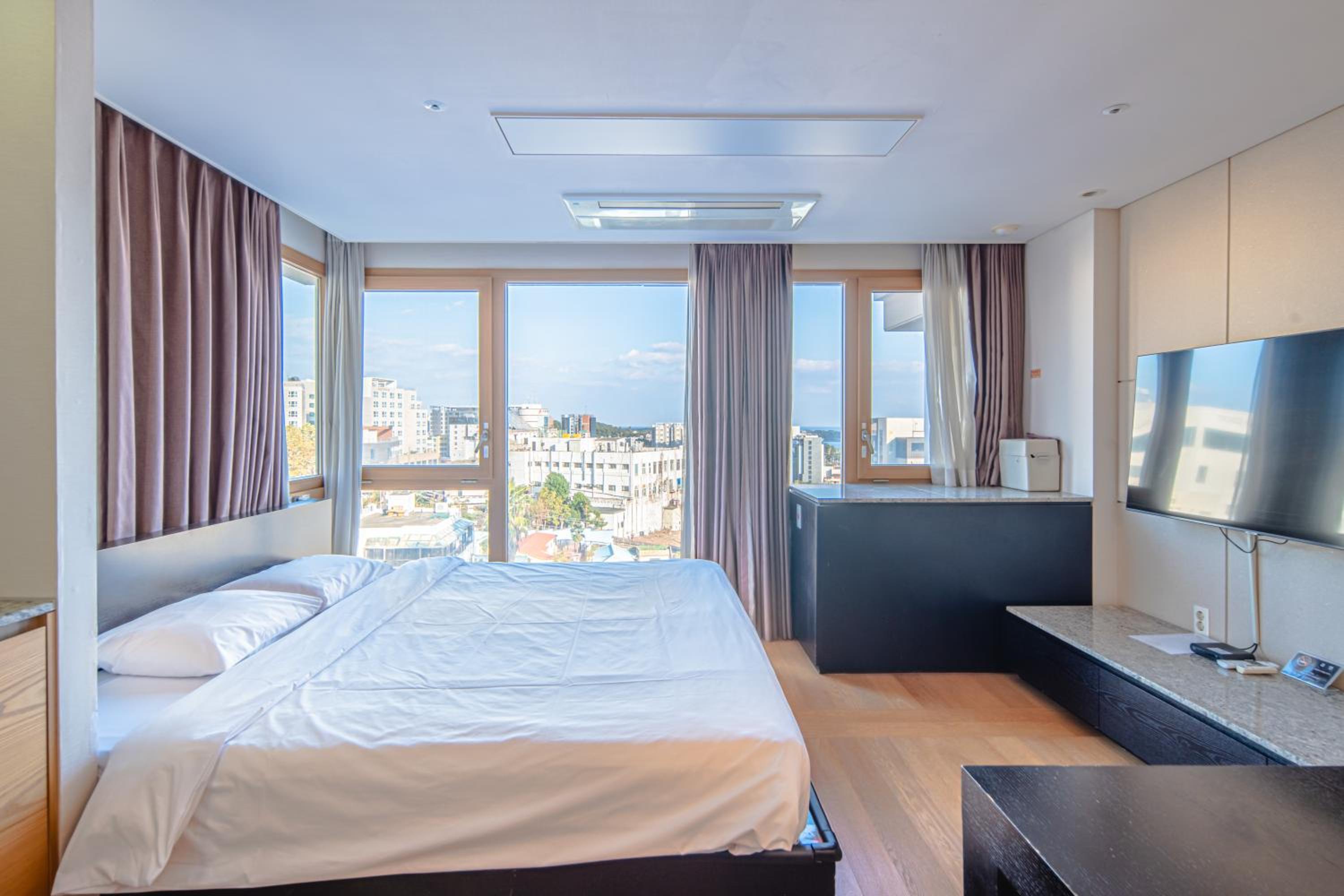 Deluxe Double Room With Side Sea View