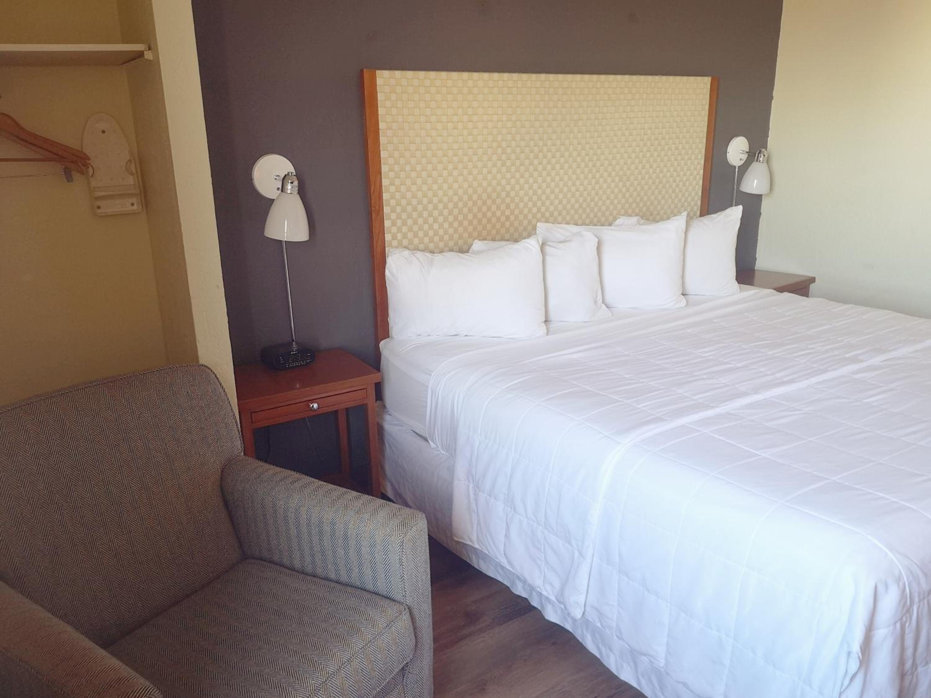 King Room - Non-Smoking - Photo 3
