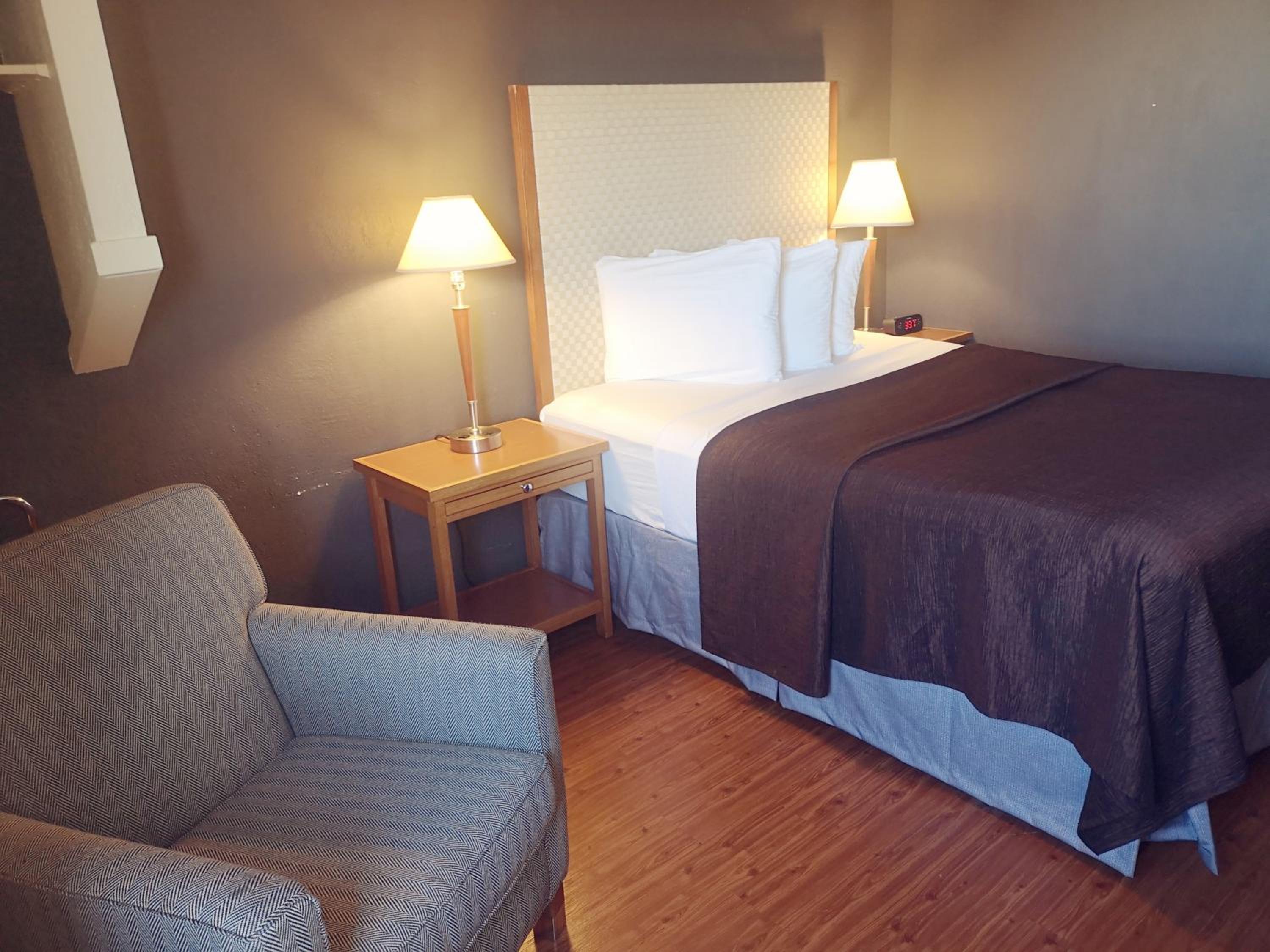 Single Queen Room - Photo 1