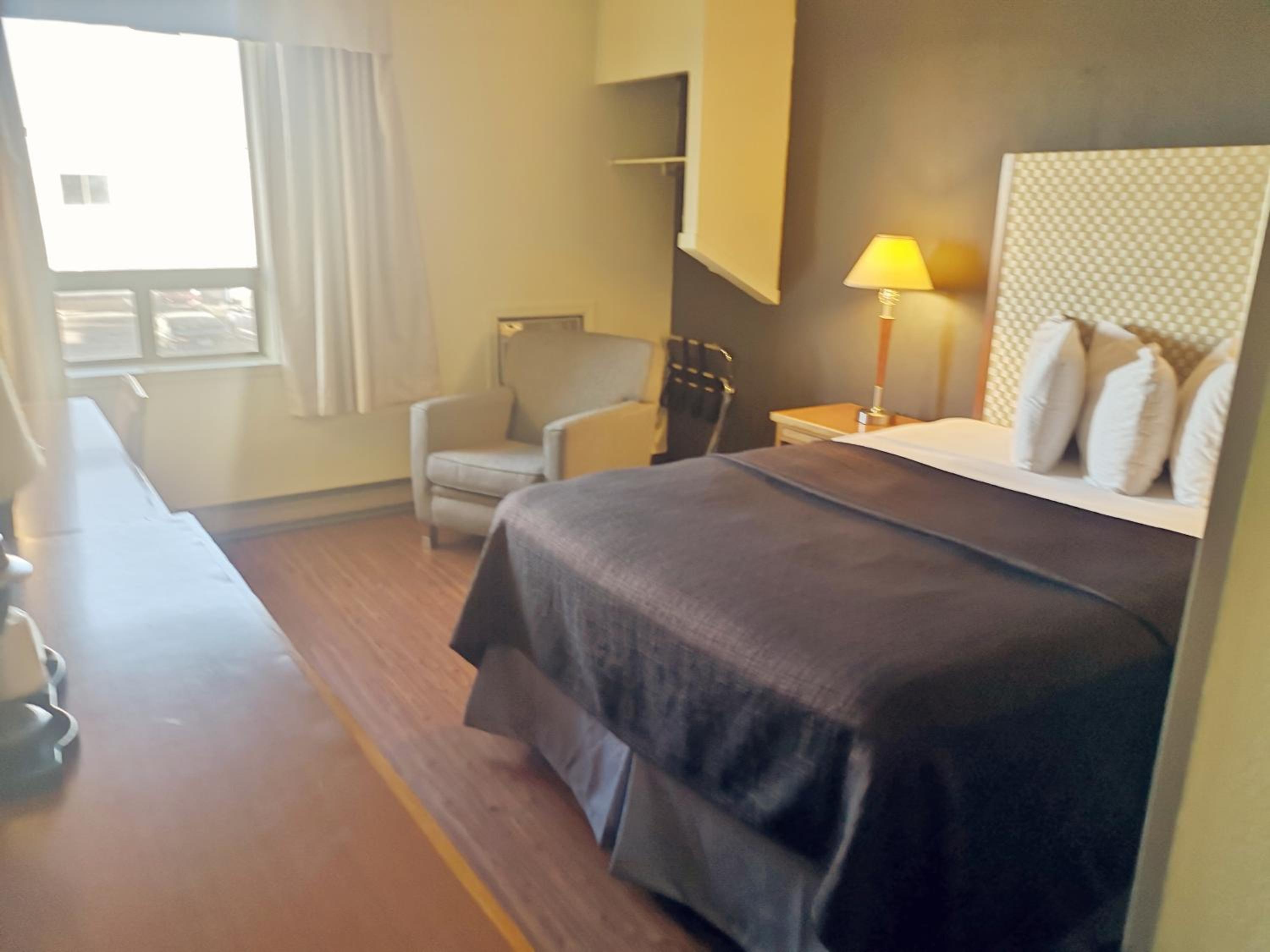 Single Queen Room - Photo 2