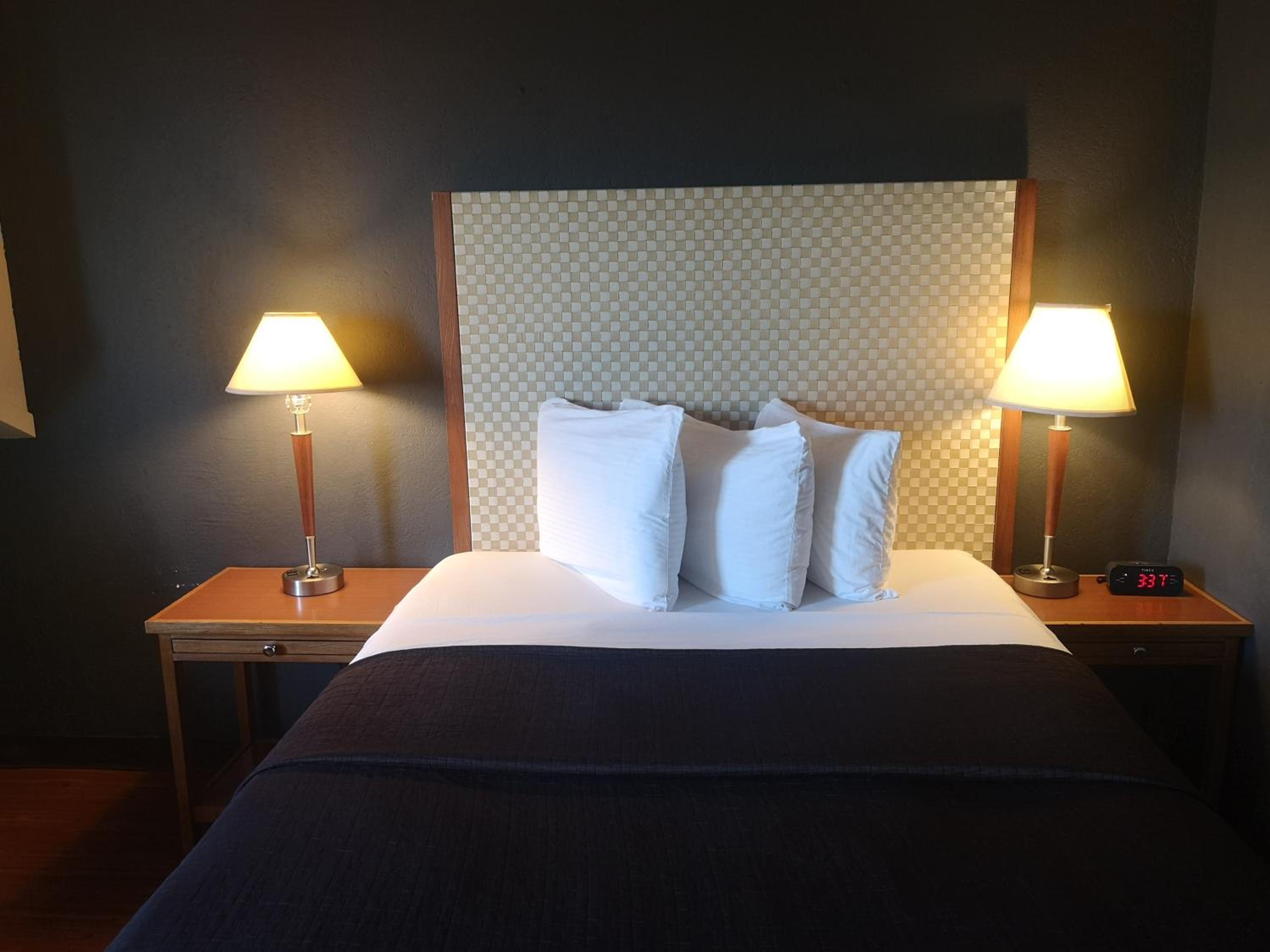 Single Queen Room - Photo 3