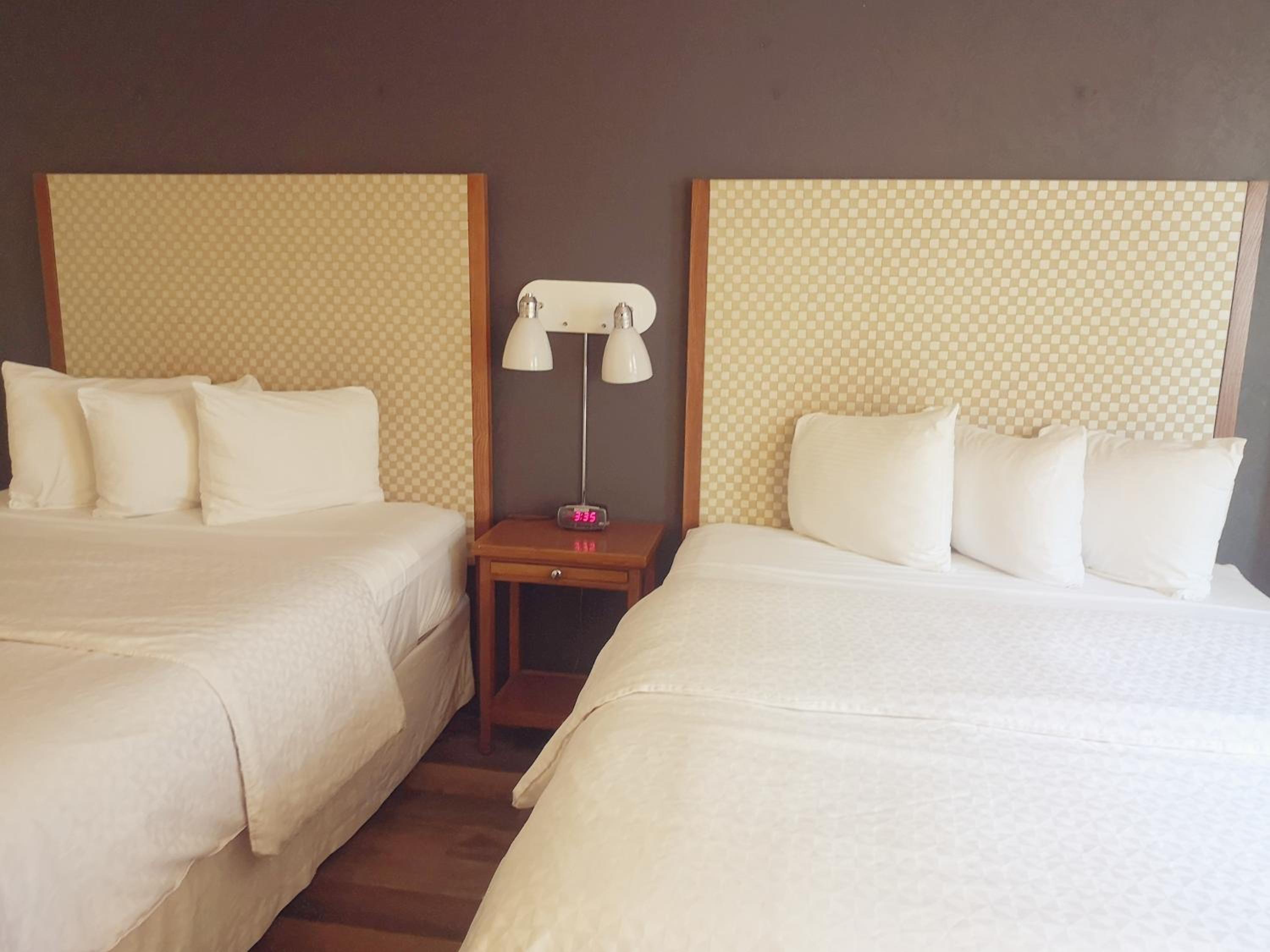 Queen Room with Two Queen Beds - Main Floor/Non-Smoking - Photo 2