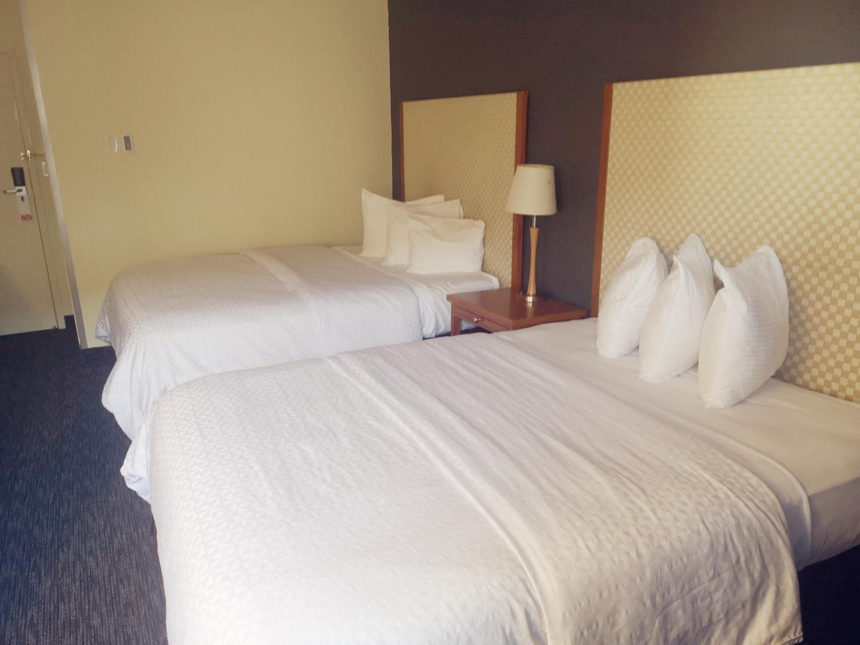 Queen Room with Two Queen Beds - Main Floor/Non-Smoking - Photo 3