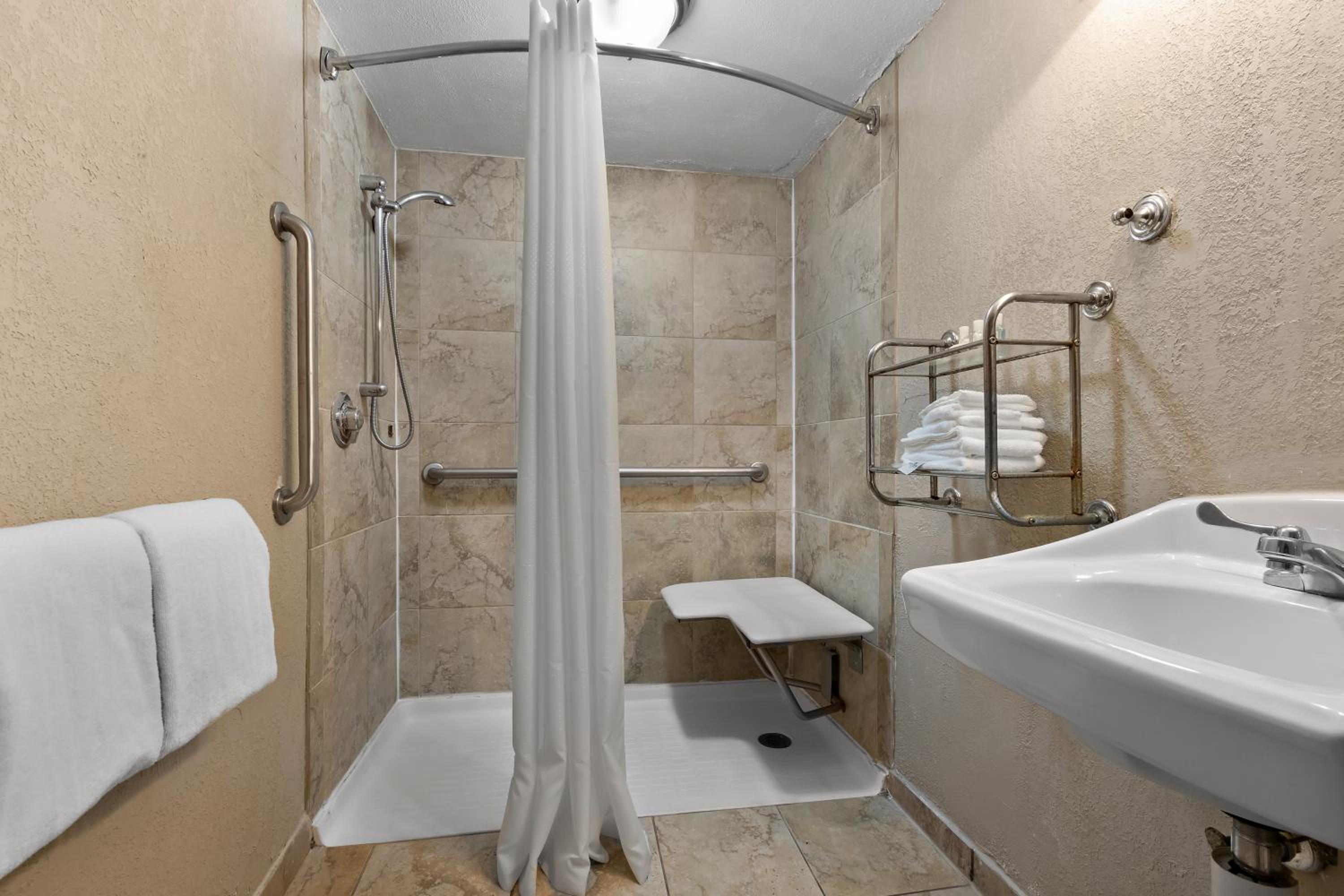 Queen Room - Accessible/Non Smoking - Photo 3