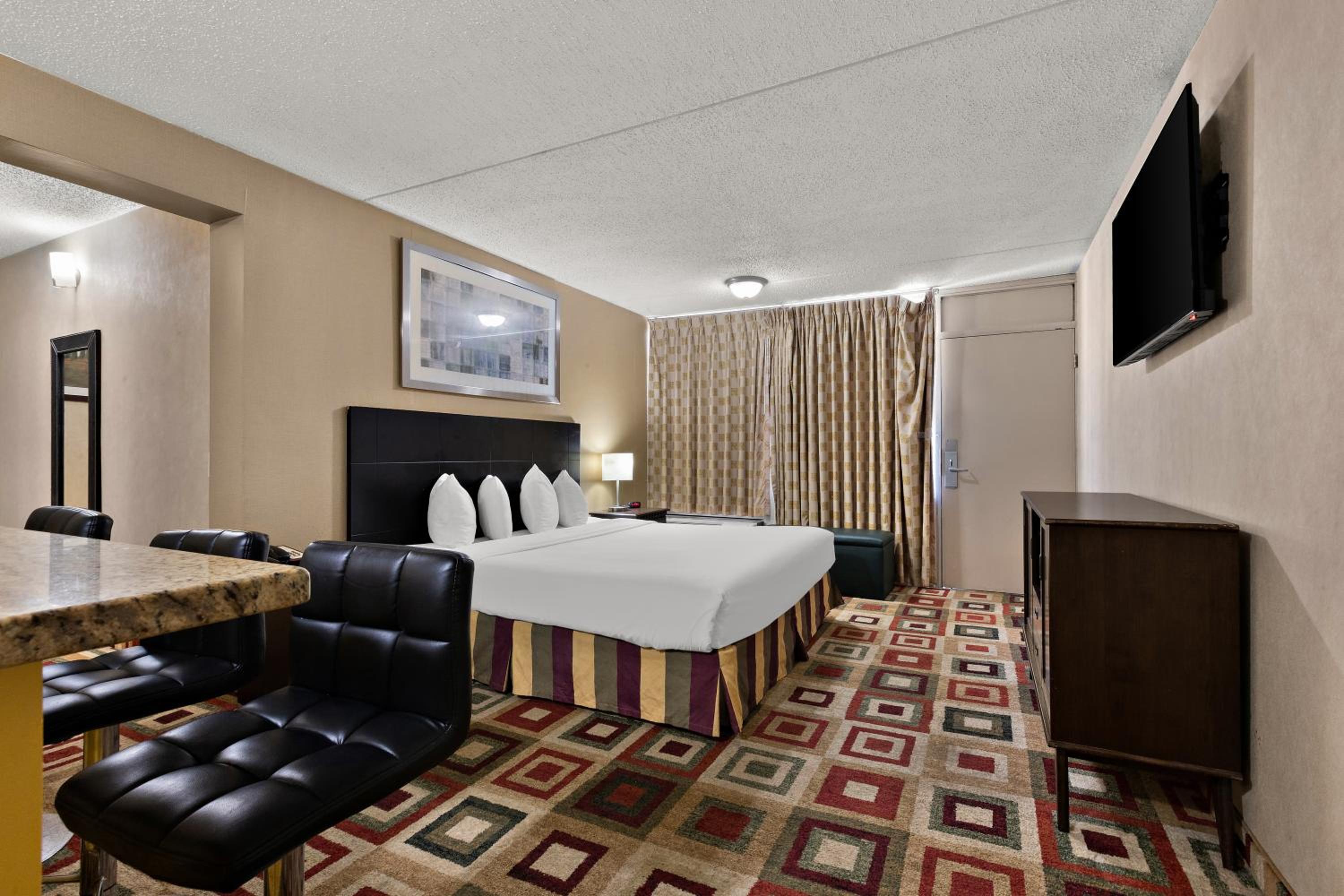 Efficiency Queen Suite with Living room - Non Smoking - Photo 3