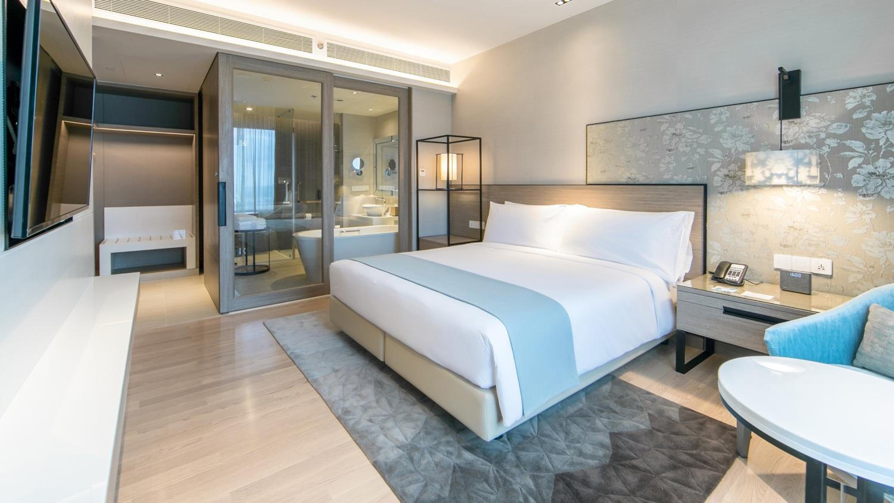 Two-Bedroom Suite with One King Bed and Two Single Beds photo 3