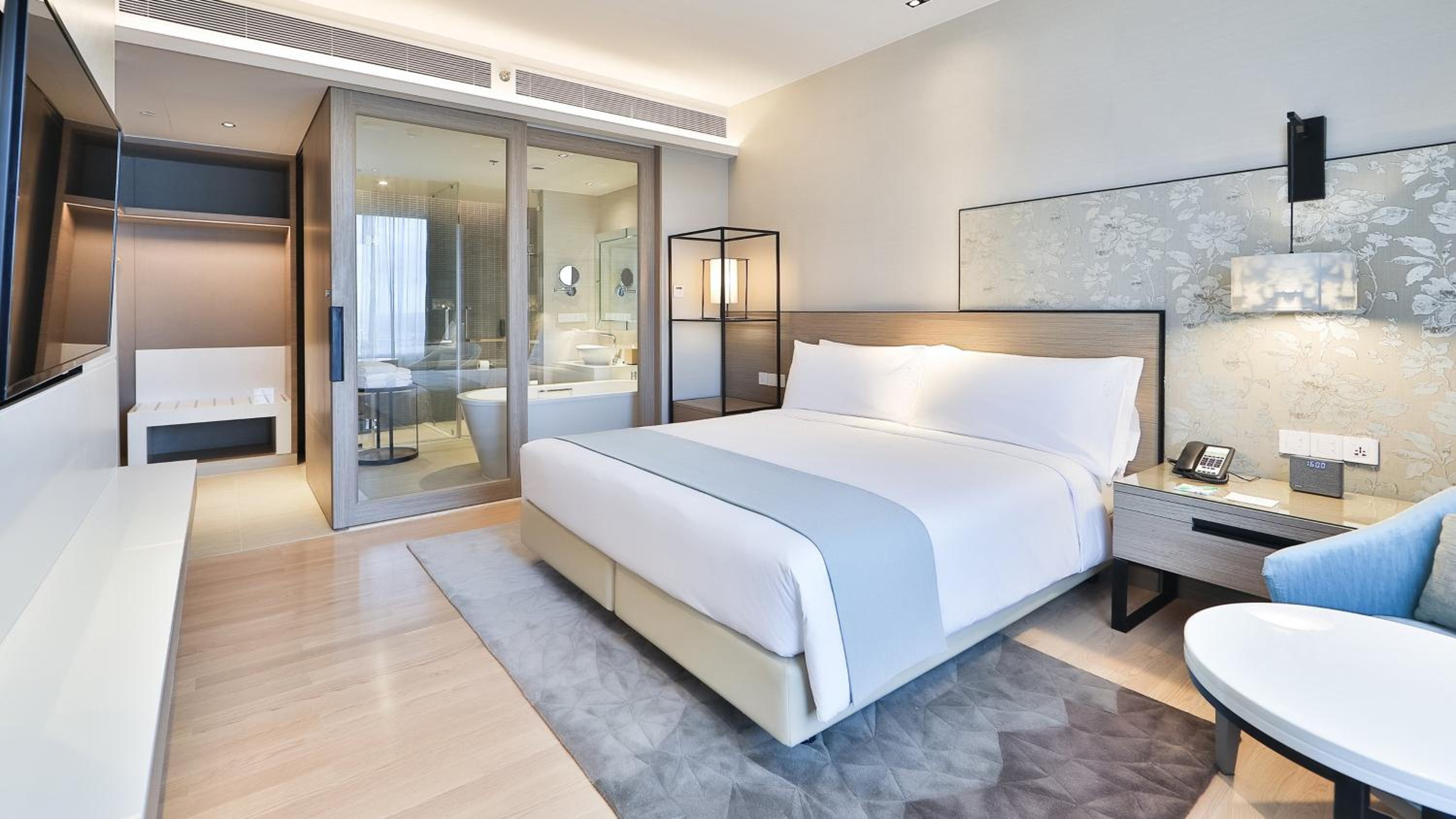 Two-Bedroom Suite with One King Bed and Two Single Beds, photo 6