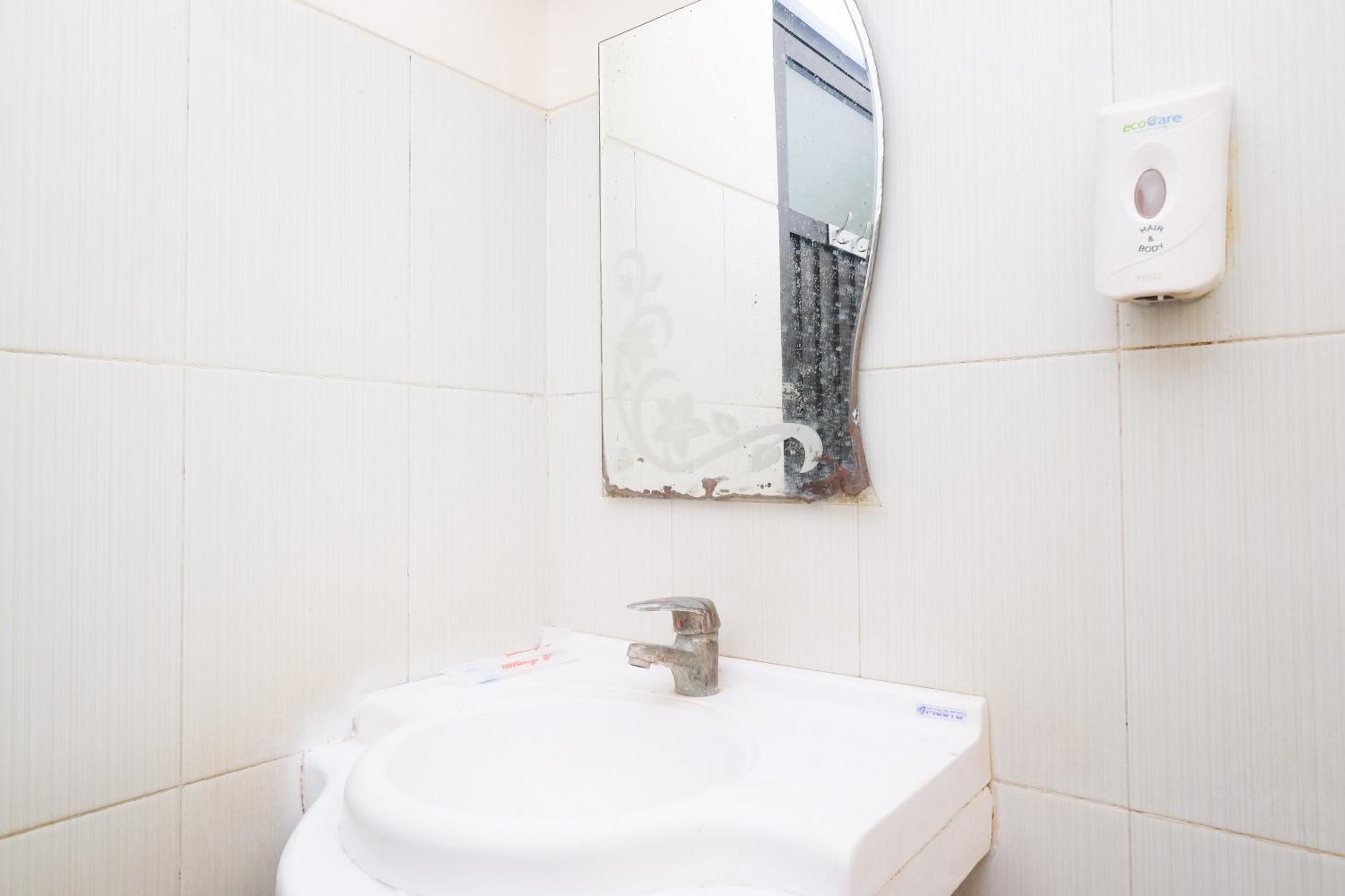 Twin Room - Photo 12