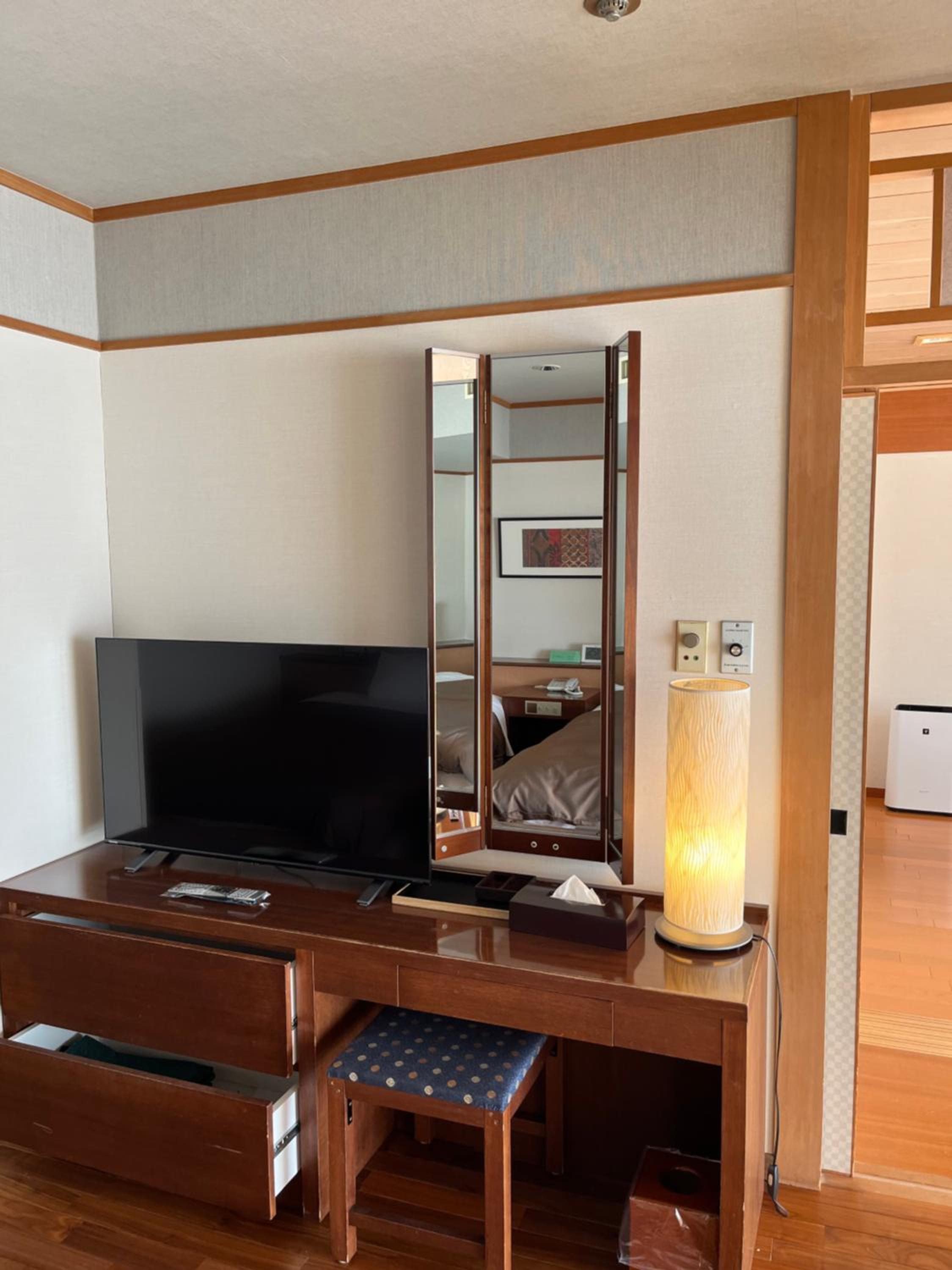 Junior Suite with Mountain View thumbnail 5