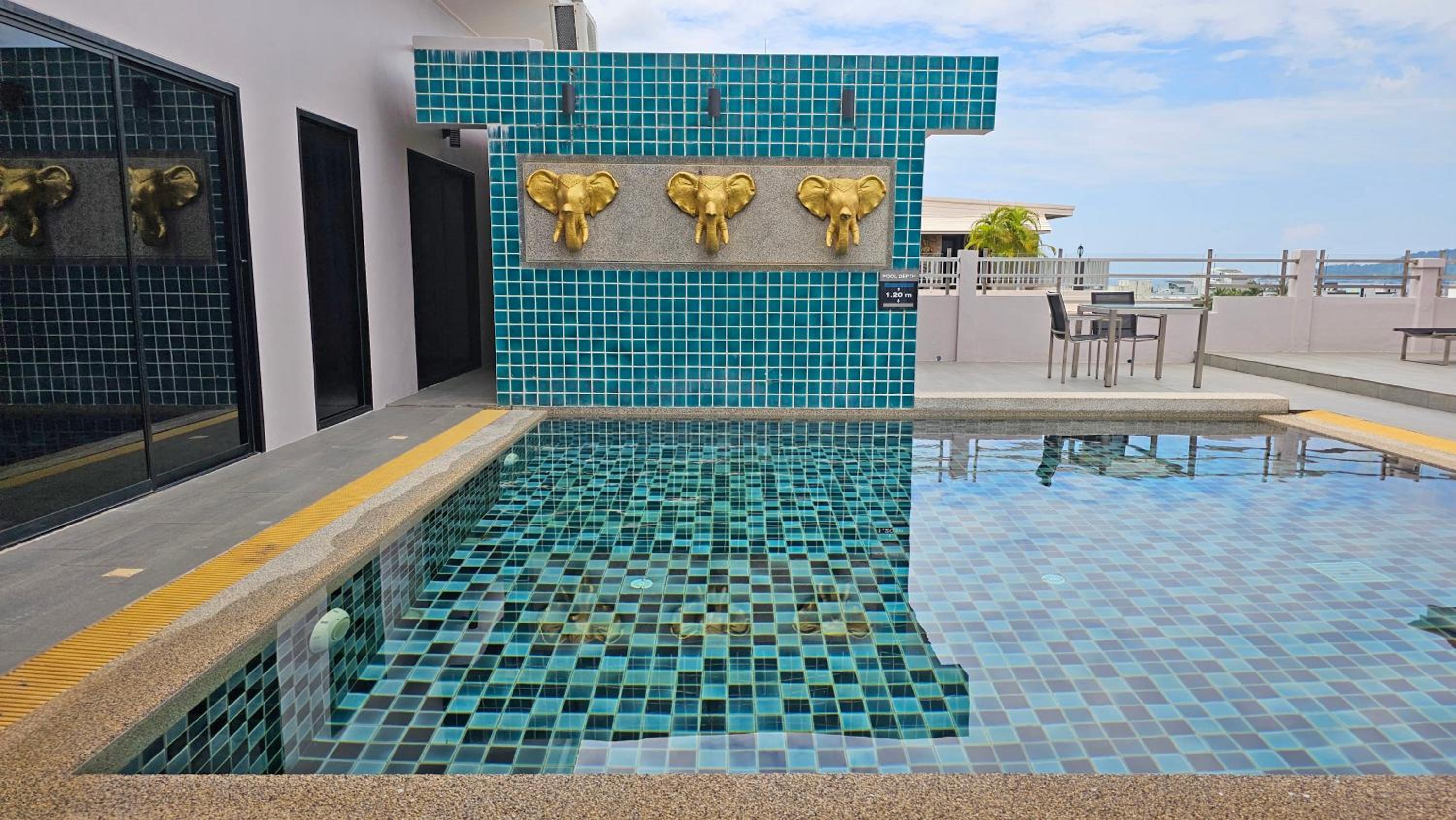 Three-Bedroom Penthouse with Pool - Photo 8